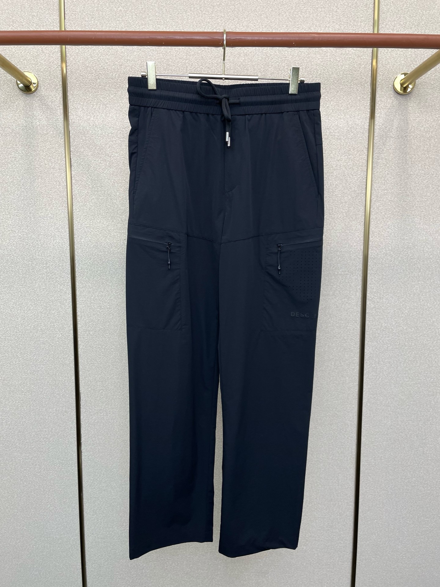 NO:759838,.DESCENTE is exclusively for new casual pants, high-end version!  Custom-made fabrics at the counter are highly breathable and comfortable, with impeccable details and brand element design concepts, reflecting high quality. It feels delicate and soft!  It presents a casual cut and the upper body shape is awesome!  Size S-4XL,,19860909.DESCENTE迪桑特独家专供新款休闲裤 高端版本！专柜定制面料 透气舒适度高,细节无可挑剔,品牌元素设计理念,体现高品质.手感细腻柔软！呈现休闲裁剪,上身版型超赞！码数S-4XL,,,Men's clothing