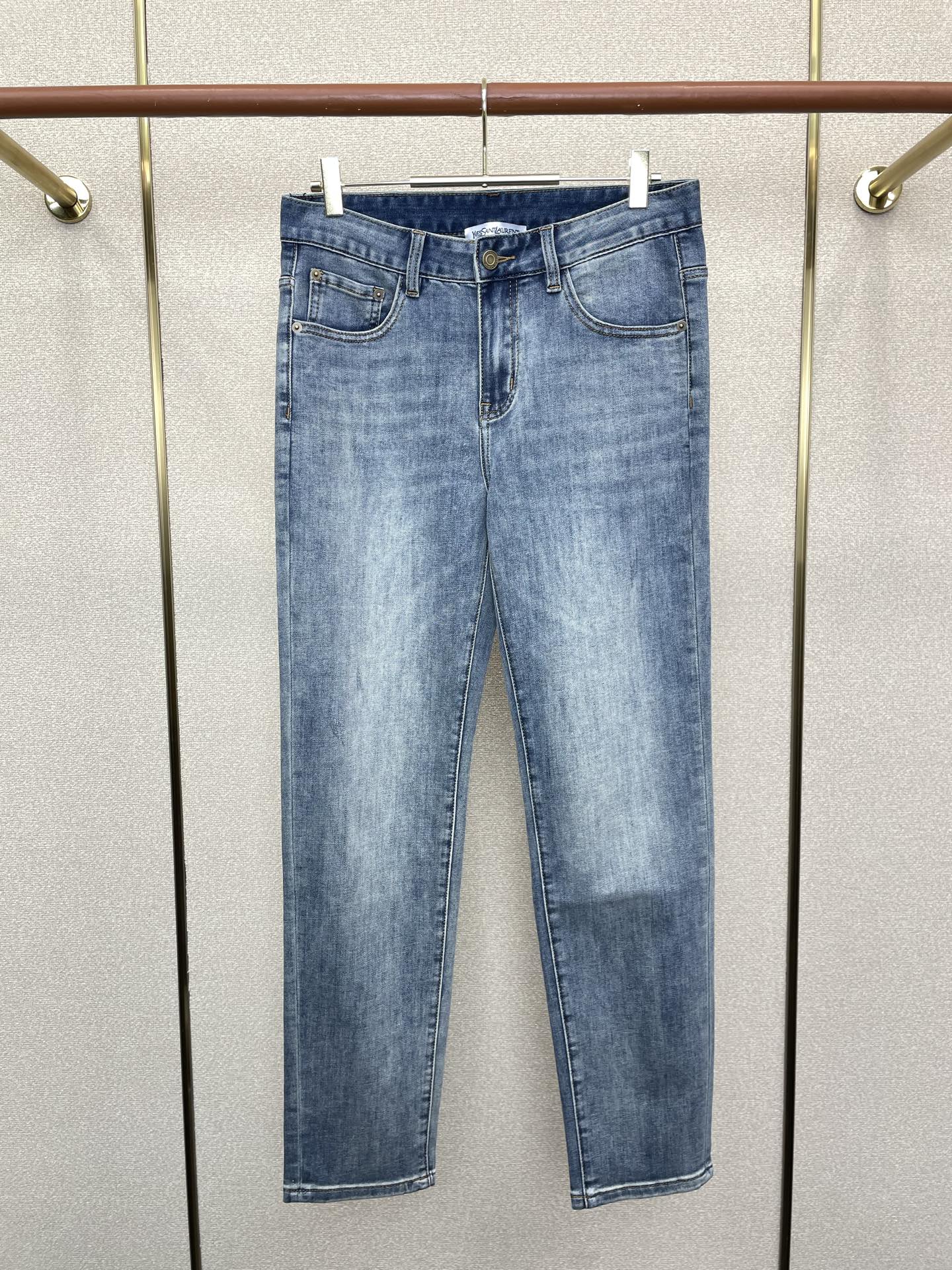 NO:757044,.SAINT LAURENT exclusive high-end version of new casual pants!  Custom-made fabrics at the counter are highly breathable and comfortable, with impeccable details and brand element design concepts, reflecting high quality. It feels delicate and soft!  It presents a casual cut and the upper body shape is awesome!  Code number 29-40,,saint laurent,saint laurent,19860909.SAINT LAURENT圣罗兰独家专供新款休闲裤 高端版本！专柜定制面料 透气舒适度高,细节无可挑剔,品牌元素设计理念,体现高品质.手感细腻柔软！呈现休闲裁剪,上身版型超赞！码数29-40,,saint laurent,saint laurent,,Men's clothing