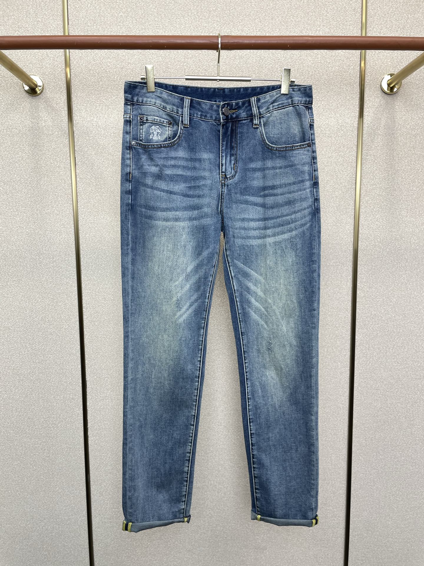 NO:757079,.BC-Brunello Cucineli Brunello Cucineli exclusively offers high-end versions of new casual jeans!  Custom-made fabrics at the counter are highly breathable and comfortable, with impeccable details and brand element design concepts, reflecting high quality. It feels delicate and soft!  It presents a casual cut and the upper body shape is awesome!  Code number 29-40,,brunello cucinelli,jeans,19860909.BC-Brunello Cucineli 布鲁内洛·库奇内利独家专供新款休闲牛仔裤高端版本！专柜定制面料 透气舒适度高,细节无可挑剔,品牌元素设计理念,体现高品质.手感细腻柔软！呈现休闲裁剪,上身版型超赞！码数29-40,,brunello cucinelli,jeans,,Men's clothing