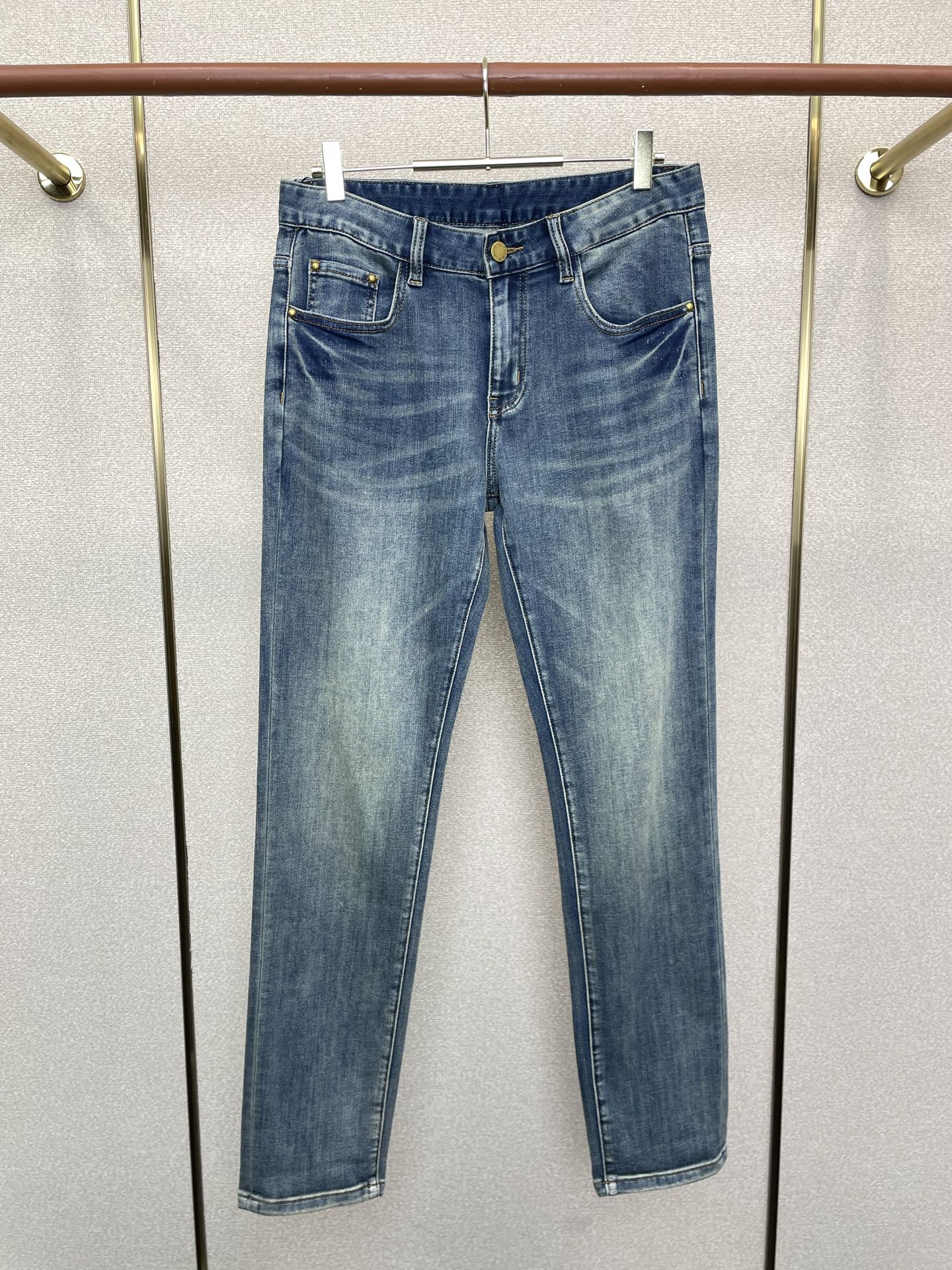 NO:757058,.Louis Vuitton exclusive new casual pants high-end version!  Custom-made fabrics at the counter are highly breathable and comfortable, with impeccable details and brand element design concepts, reflecting high quality. It feels delicate and soft!  It presents a casual cut and the upper body shape is awesome!  Code number 29-40,,louis vuitton,louis vuitton,19860909.Louis Vuitton路易威登独家专供新款休闲裤 高端版本！专柜定制面料 透气舒适度高,细节无可挑剔,品牌元素设计理念,体现高品质.手感细腻柔软！呈现休闲裁剪,上身版型超赞！码数29-40,,louis vuitton,louis vuitton,,Men's clothing