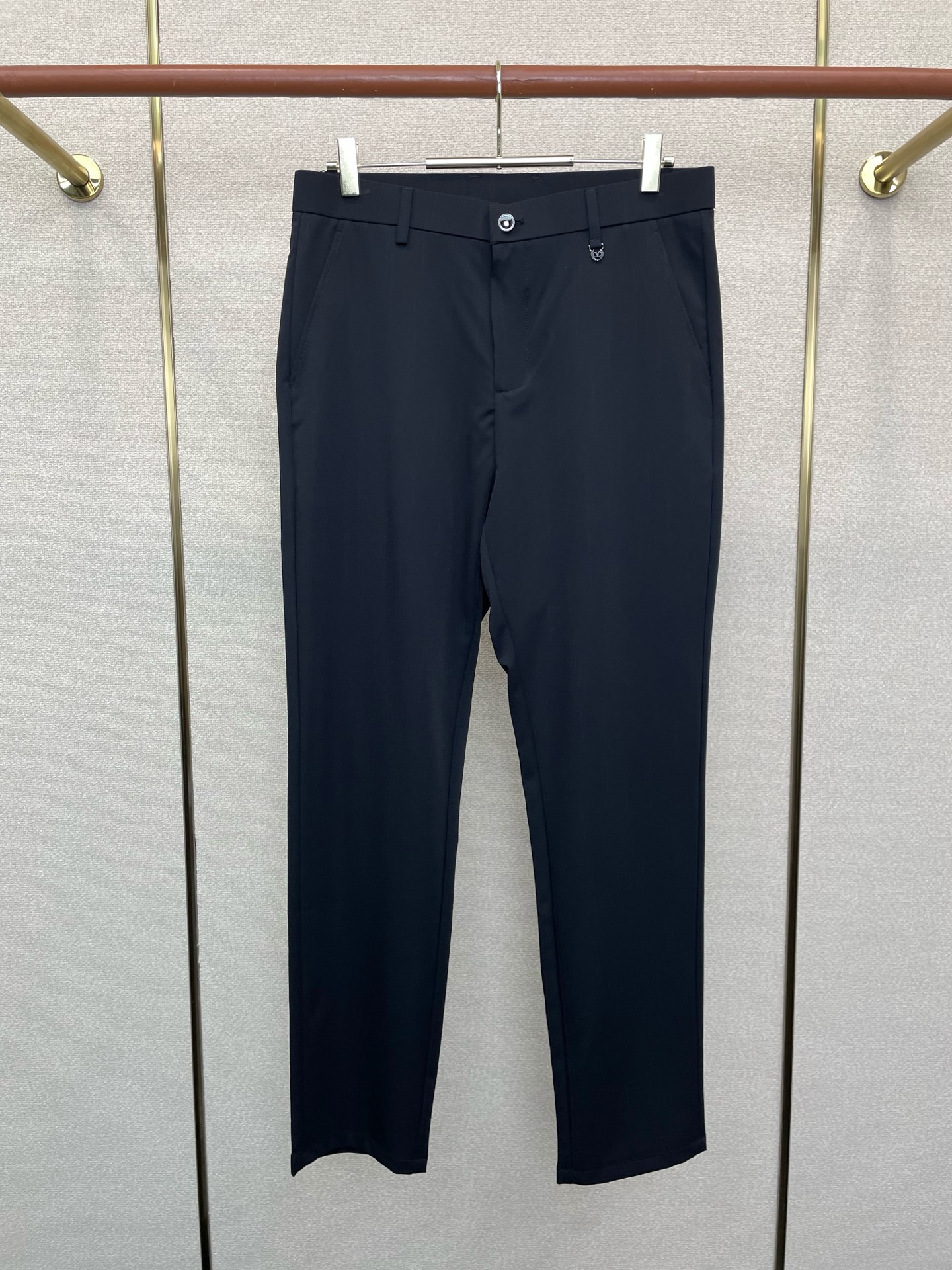 NO:759818,.VALENTINO exclusively supplies new original men's casual trousers, high-end customization, high-end version, fashionable and versatile, popular imported fabrics, super soft and delicate to the touch, skin-friendly and comfortable to wear, high-end boutique, the upper body is exquisitely made by the factory, a must-have item for men, complete with three standards, code number 30-38,,valentino,valentino,19860909.VALENTINO华伦天奴独家专供新款原单男士休闲西裤 高端定制 高端版本 时尚百搭爆款进口面料 手感超柔软细腻 穿着亲肤舒适 高端精品 代工厂精细做上身非常赞 男士必备单品 三标齐全 码数30-38,,valentino,valentino,,Men's clothing