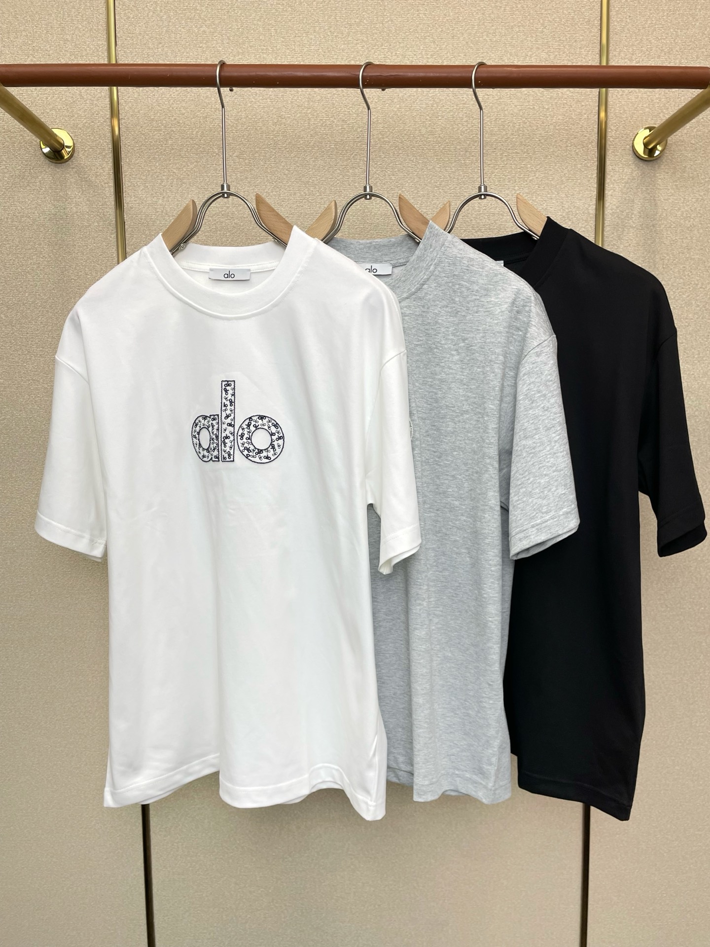 NO:759940,.ALO YOGA exclusively supplies new original men's casual short sleeves. High-end customization. High-end version. Fashionable and versatile imported fabrics. Super soft and delicate feel. Skin-friendly and comfortable to wear. High-end boutique. The upper body is exquisitely made by the OEM. A must-have item for men. Three complete standards. Size M-2XL, T-shirt,19860909.ALO YOGA独家专供新款原单男士休闲短袖 高端定制 高端版本 时尚百搭爆款进口面料 手感超柔软细腻 穿着亲肤舒适 高端精品 代工厂精细做上身非常赞 男士必备单品 三标齐全 码数M-2XL,,T-shirt,,Men's clothing