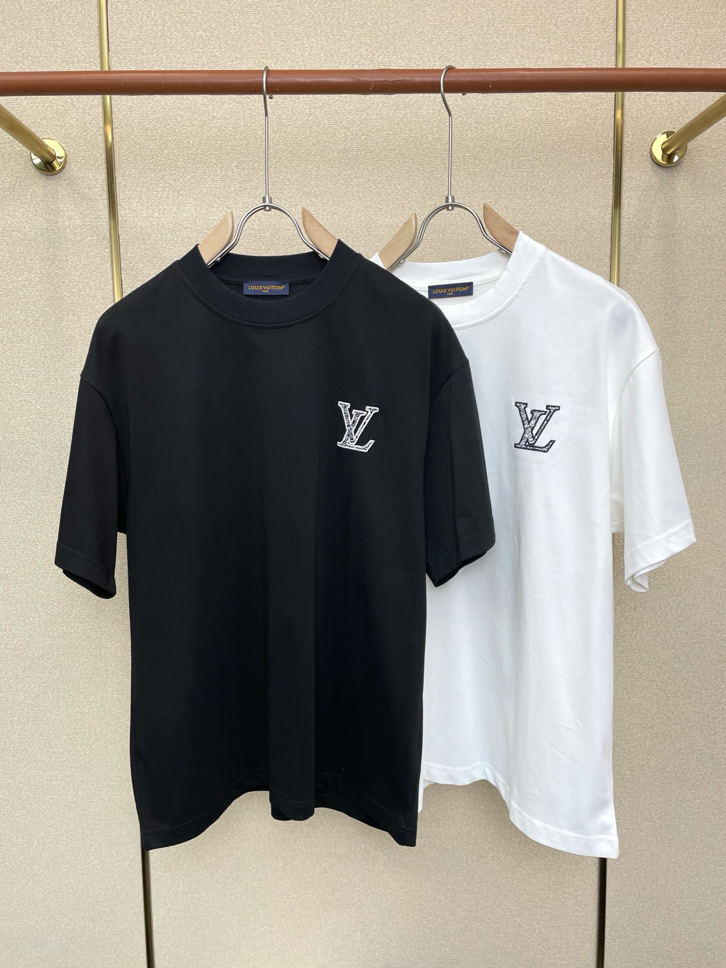 NO:759942,.Louis Vuitton Louis Vuitton exclusively offers new original men's casual short sleeves. High-end customization. High-end version. Fashionable and versatile imported fabrics. Super soft and delicate feel. Skin-friendly and comfortable to wear. High-end boutique. The upper body is exquisitely made by the factory. A must-have item for men. Three complete standards. Size M-2XL,, louis vuitton, louis vuitton, T-shirt,19860909.Louis Vuitton路易威登独家专供新款原单男士休闲短袖 高端定制 高端版本 时尚百搭爆款进口面料 手感超柔软细腻 穿着亲肤舒适 高端精品 代工厂精细做上身非常赞 男士必备单品 三标齐全 码数M-2XL,,louis vuitton,louis vuitton,T-shirt,,Men's clothing