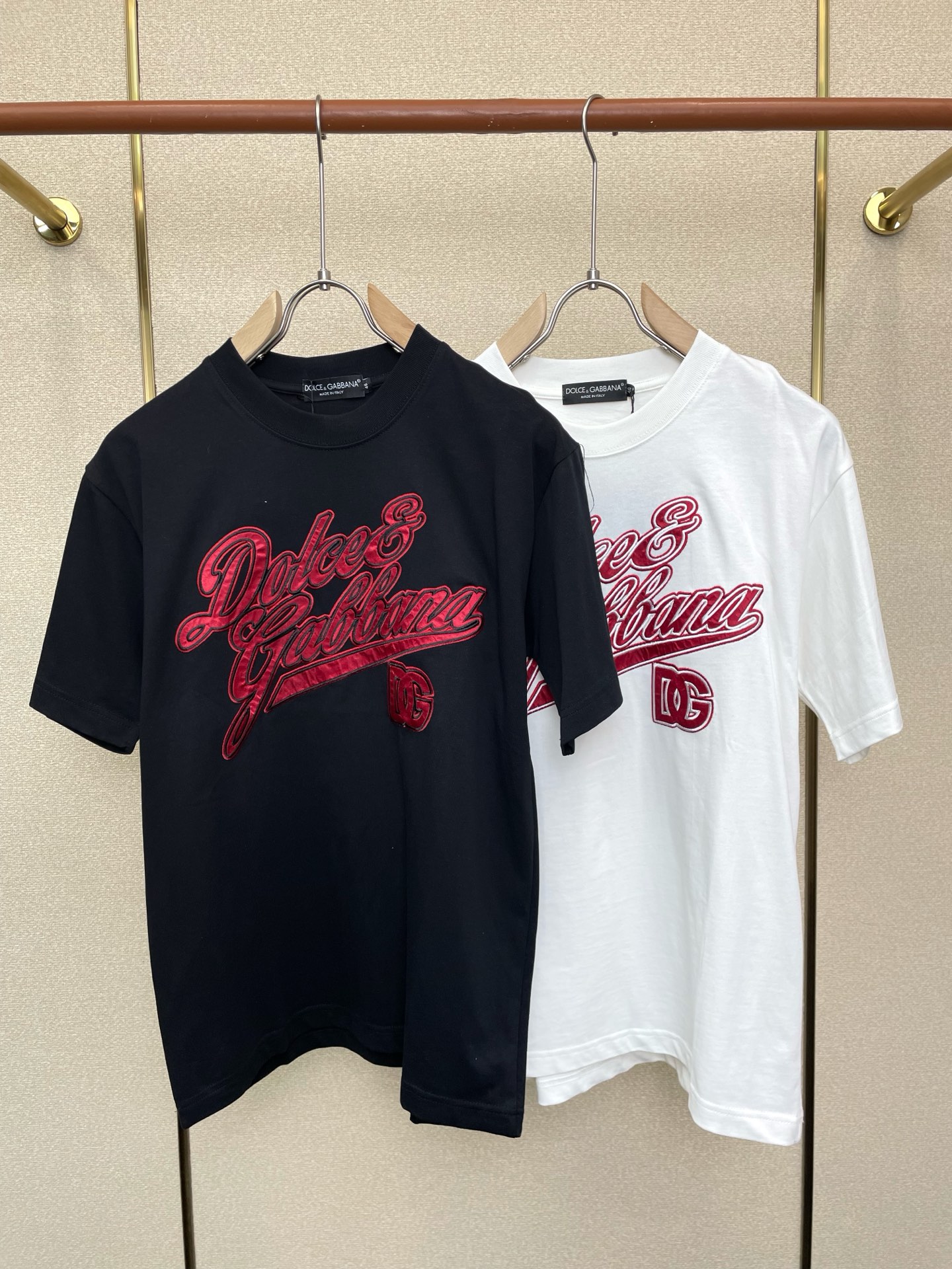 NO:759904,.Dolce&Gabbana exclusively supplies new original men's casual short sleeves. High-end customization. High-end version. Fashionable and versatile imported fabrics. Super soft and delicate feel. Skin-friendly and comfortable to wear. High-end boutique. The upper body is exquisitely made by the factory. A must-have item for men. Three complete standards. Size S-2XL,,Dolce&Gabbana,Dolce&Gabbana, T-shirt,19860909.Dolce&Gabbana杜嘉班纳独家专供新款原单男士休闲短袖 高端定制 高端版本 时尚百搭爆款进口面料 手感超柔软细腻 穿着亲肤舒适 高端精品 代工厂精细做上身非常赞 男士必备单品 三标齐全 码数S-2XL,,Dolce&Gabbana,Dolce&Gabbana,T-shirt,,Men's clothing