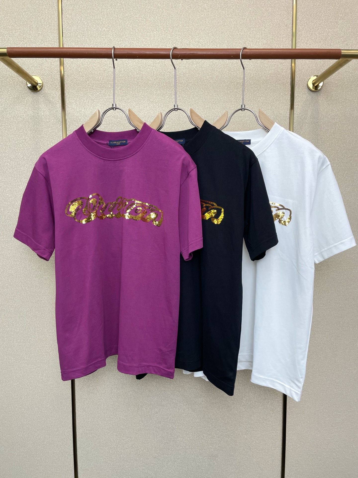 NO:759902,.Louis Vuitton Louis Vuitton exclusively provides new original men's casual short sleeves. High-end customization. High-end version. Fashionable and versatile imported fabrics. Super soft and delicate feel. Skin-friendly and comfortable to wear. High-end boutique. The upper body is exquisitely made by the factory. A must-have item for men. Three complete standards. Size S-2XL,,louis vuitton,louis vuitton,T-shirt,19860909.Louis Vuitton路易威登独家专供新款原单男士休闲短袖 高端定制 高端版本 时尚百搭爆款进口面料 手感超柔软细腻 穿着亲肤舒适 高端精品 代工厂精细做上身非常赞 男士必备单品 三标齐全 码数S-2XL,,louis vuitton,louis vuitton,T-shirt,,Men's clothing