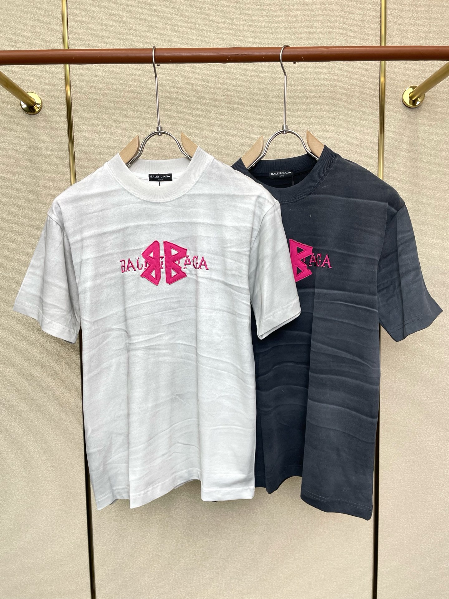 NO:759946,.Balenciaga exclusively supplies new original men's casual short sleeves. High-end customization. High-end version. Fashionable and versatile imported fabrics. Super soft and delicate feel. Skin-friendly and comfortable to wear. High-end boutique. The upper body is exquisitely made by the factory. A must-have item for men. Three standards are complete. Size S-2XL,,balenciaga,balenciaga,T-shirt,19860909.Balenciaga巴黎世家独家专供新款原单男士休闲短袖 高端定制 高端版本 时尚百搭爆款进口面料 手感超柔软细腻 穿着亲肤舒适 高端精品 代工厂精细做上身非常赞 男士必备单品 三标齐全 码数S-2XL,,balenciaga,balenciaga,T-shirt,,Men's clothing