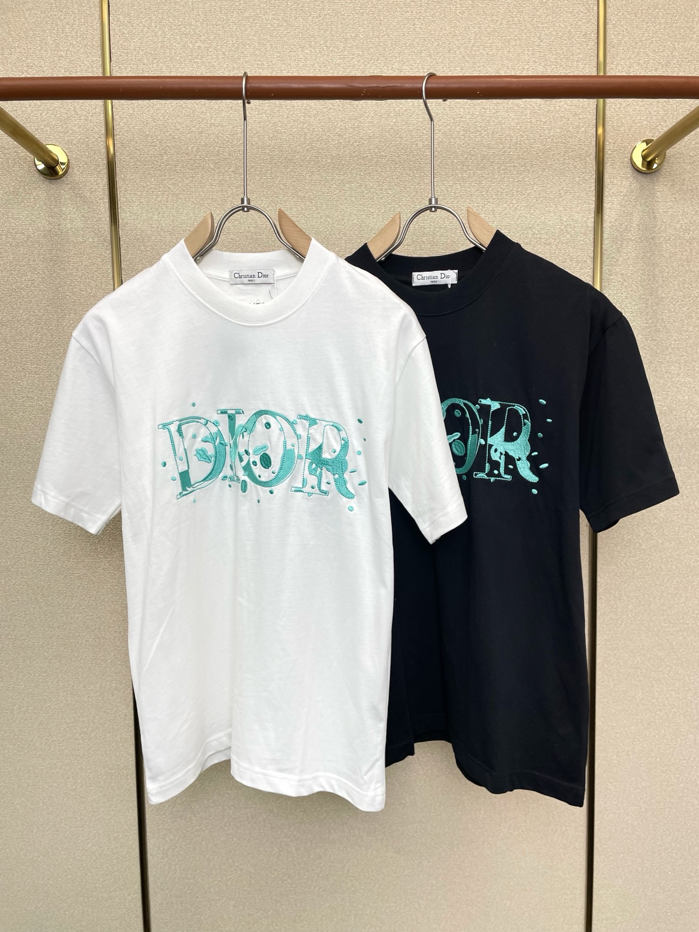 NO:759947,.Dior Dior exclusively offers new original men's casual short sleeves. High-end customization. High-end version. Fashionable and versatile imported fabrics. Super soft and delicate feel. Skin-friendly and comfortable to wear. High-end boutique. The upper body is exquisitely made by the factory. A must-have item for men. Three complete standards. Size S-2XL, dior, dior, T-shirt,19860909.Dior迪奥独家专供新款原单男士休闲短袖 高端定制 高端版本 时尚百搭爆款进口面料 手感超柔软细腻 穿着亲肤舒适 高端精品 代工厂精细做上身非常赞 男士必备单品 三标齐全 码数S-2XL,,dior,dior,T-shirt,,Men's clothing