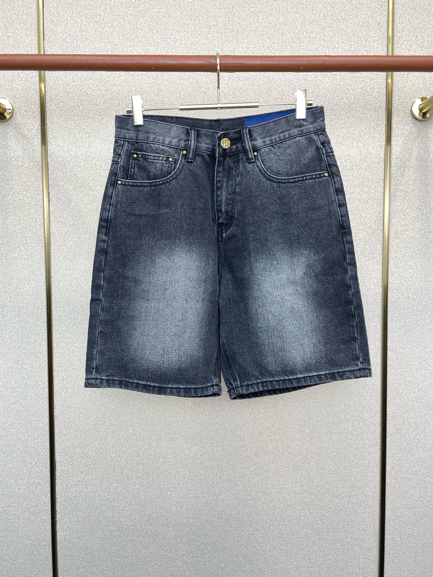 NO:759843,.Louis Vuitton exclusive new casual denim shorts, high-end version!  Custom-made fabrics at the counter are highly breathable and comfortable, with impeccable details and brand element design concepts, reflecting high quality. It feels delicate and soft!  It presents a casual cut and the upper body shape is awesome!  Code number 30-38 (no 35.37),,louis vuitton,louis vuitton,shorts,19860909.Louis Vuitton路易威登独家专供新款休闲牛仔短裤,高端版本！专柜定制面料 透气舒适度高,细节无可挑剔,品牌元素设计理念,体现高品质.手感细腻柔软！呈现休闲裁剪,上身版型超赞！码数30-38（无35.37）,,louis vuitton,louis vuitton,shorts,,Men's clothing