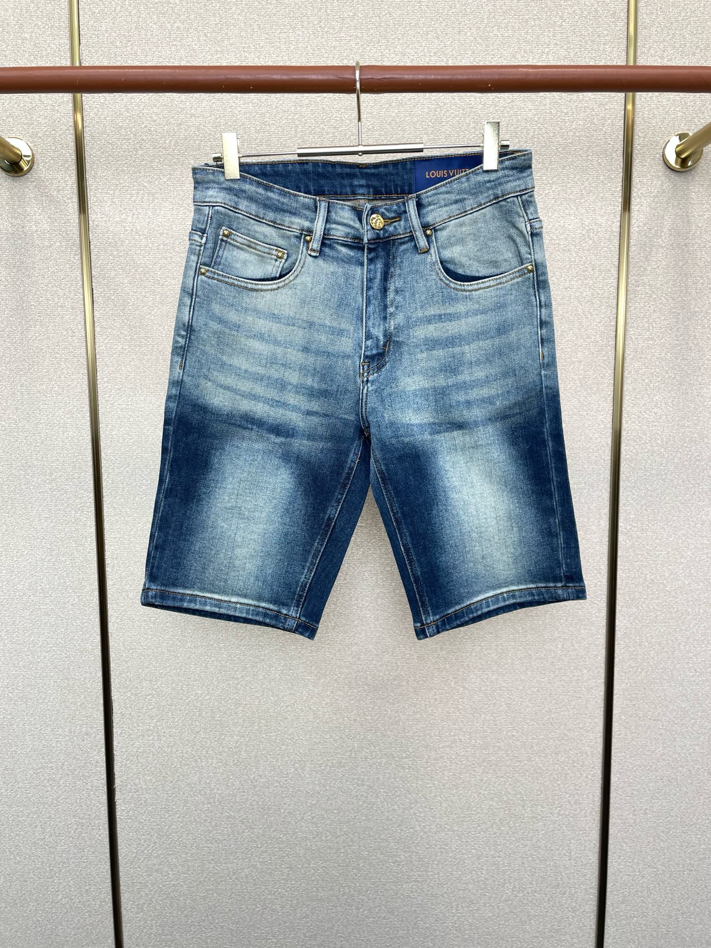 NO:759858,.Louis Vuitton exclusive new casual denim shorts, high-end version!  Custom-made fabrics at the counter are highly breathable and comfortable, with impeccable details and brand element design concepts, reflecting high quality. It feels delicate and soft!  It presents a casual cut and the upper body shape is awesome!  Code number 30-38 (no 35.37),,louis vuitton,louis vuitton,shorts,19860909.Louis Vuitton路易威登独家专供新款休闲牛仔短裤,高端版本！专柜定制面料 透气舒适度高,细节无可挑剔,品牌元素设计理念,体现高品质.手感细腻柔软！呈现休闲裁剪,上身版型超赞！码数30-38（无35.37）,,louis vuitton,louis vuitton,shorts,,Men's clothing