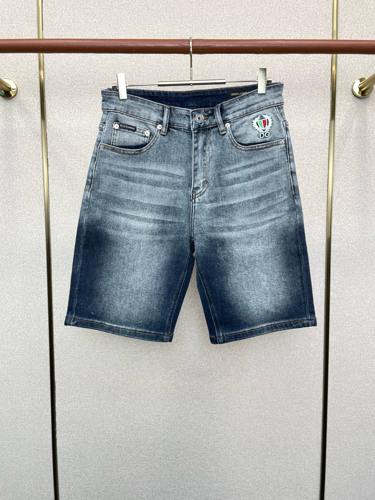 NO:759848,.Dolce&Gabbana exclusively offers new casual denim shorts, high-end version!  Custom-made fabrics at the counter are highly breathable and comfortable, with impeccable details and brand element design concepts, reflecting high quality. It feels delicate and soft!  It presents a casual cut and the upper body shape is awesome!  Code number 30-38 (no 35.37),,Dolce&Gabbana,Dolce&Gabbana,shorts,19860909.Dolce&Gabbana杜嘉班纳独家专供新款休闲牛仔短裤,高端版本！专柜定制面料 透气舒适度高,细节无可挑剔,品牌元素设计理念,体现高品质.手感细腻柔软！呈现休闲裁剪,上身版型超赞！码数30-38（无35.37）,,Dolce&Gabbana,Dolce&Gabbana,shorts,,Men's clothing