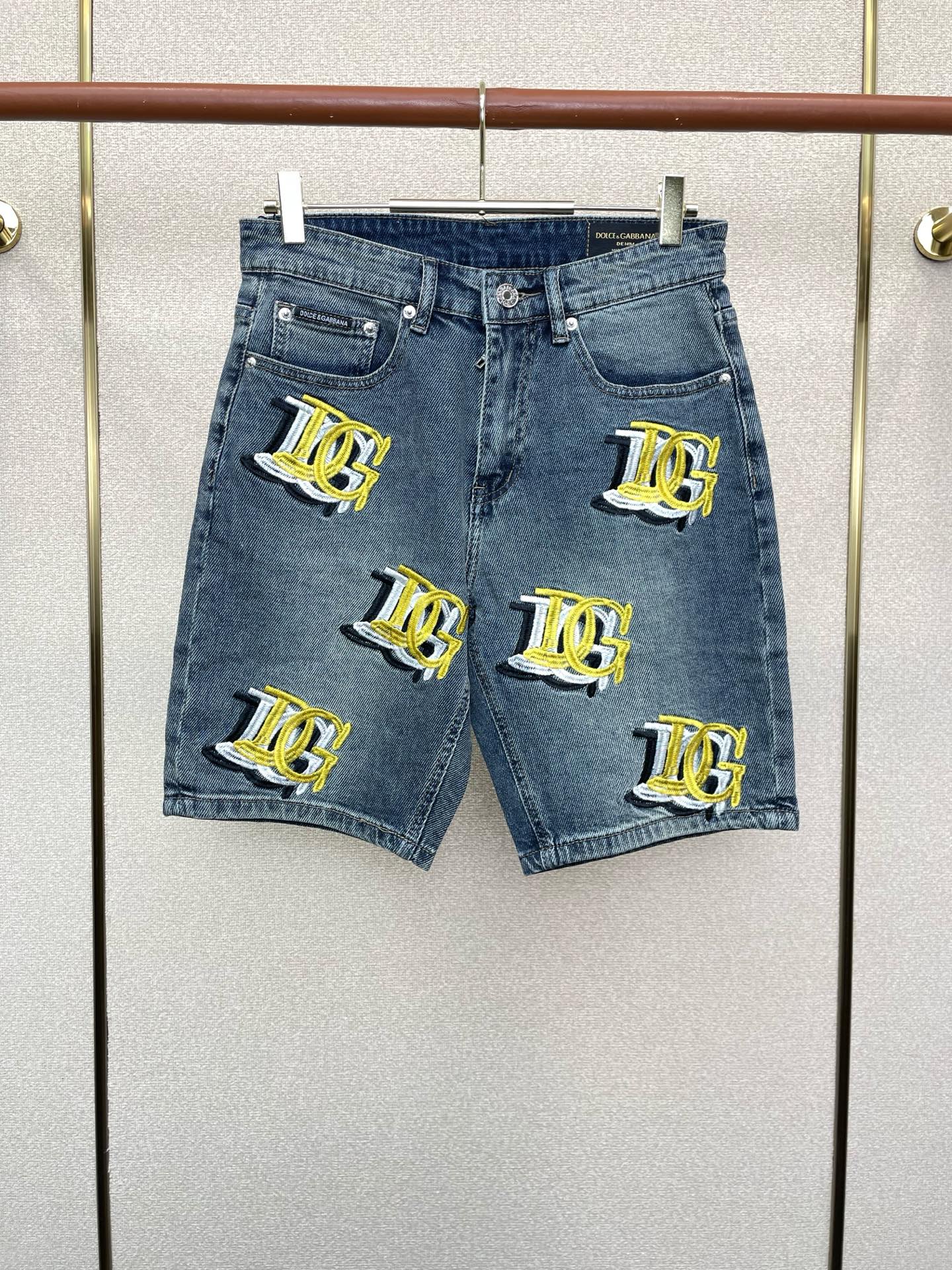 NO:759864,.Dolce&Gabbana exclusively offers new casual denim shorts, high-end version!  Custom-made fabrics at the counter are highly breathable and comfortable, with impeccable details and brand element design concepts, reflecting high quality. It feels delicate and soft!  It presents a casual cut and the upper body shape is awesome!  Code number 30-38 (no 35.37),,Dolce&Gabbana,Dolce&Gabbana,shorts,19860909.Dolce&Gabbana杜嘉班纳独家专供新款休闲牛仔短裤,高端版本！专柜定制面料 透气舒适度高,细节无可挑剔,品牌元素设计理念,体现高品质.手感细腻柔软！呈现休闲裁剪,上身版型超赞！码数30-38（无35.37）,,Dolce&Gabbana,Dolce&Gabbana,shorts,,Men's clothing
