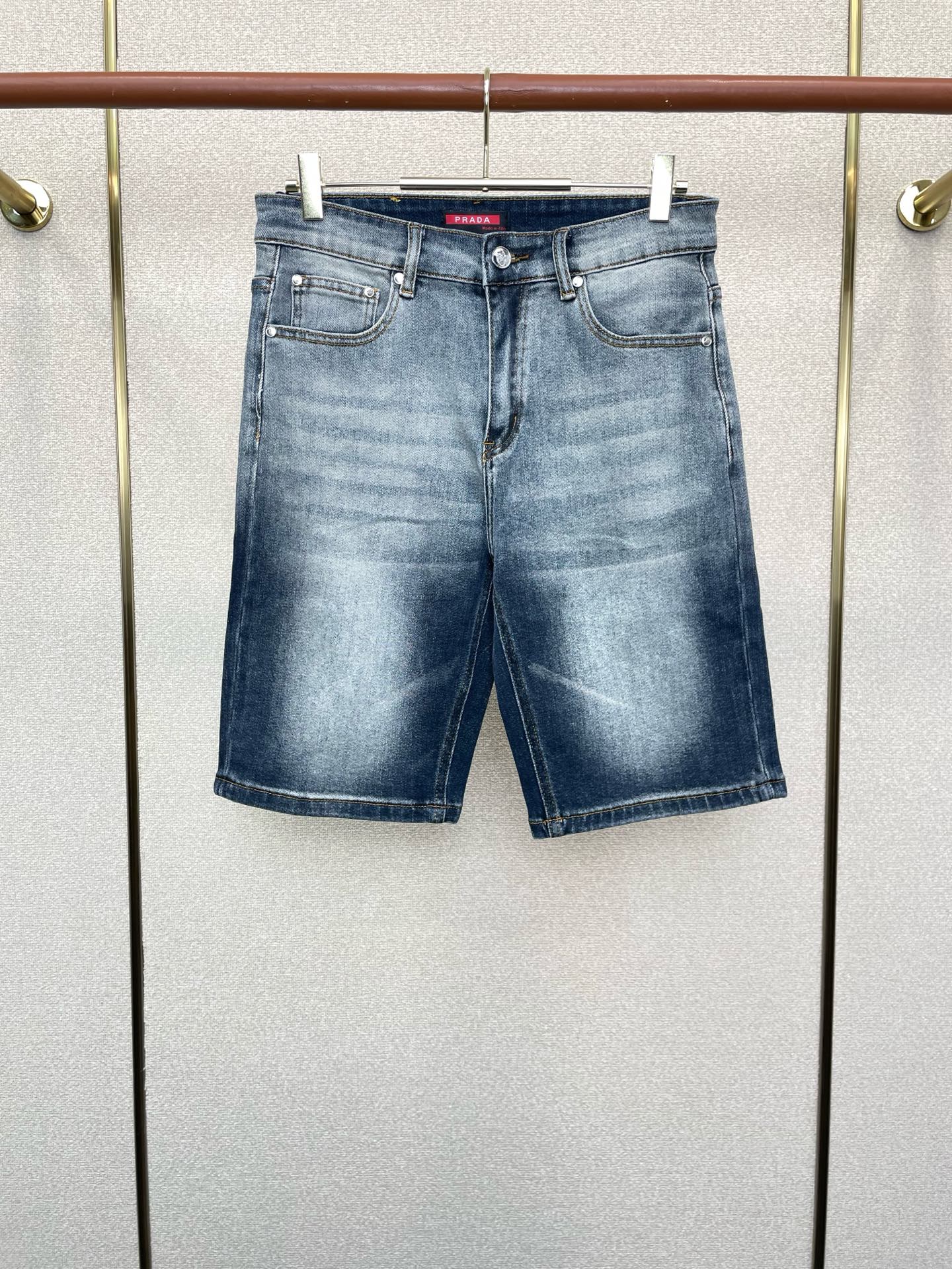 NO:759853,.Prada exclusive new casual denim shorts, high-end version!  Custom-made fabrics at the counter are highly breathable and comfortable, with impeccable details and brand element design concepts, reflecting high quality. It feels delicate and soft!  It presents a casual cut and the upper body shape is awesome!  Code number 30-38 (no 35.37),,prada,prada,shorts,19860909.Prada普拉达独家专供新款休闲牛仔短裤,高端版本！专柜定制面料 透气舒适度高,细节无可挑剔,品牌元素设计理念,体现高品质.手感细腻柔软！呈现休闲裁剪,上身版型超赞！码数30-38（无35.37）,,prada,prada,shorts,,Men's clothing