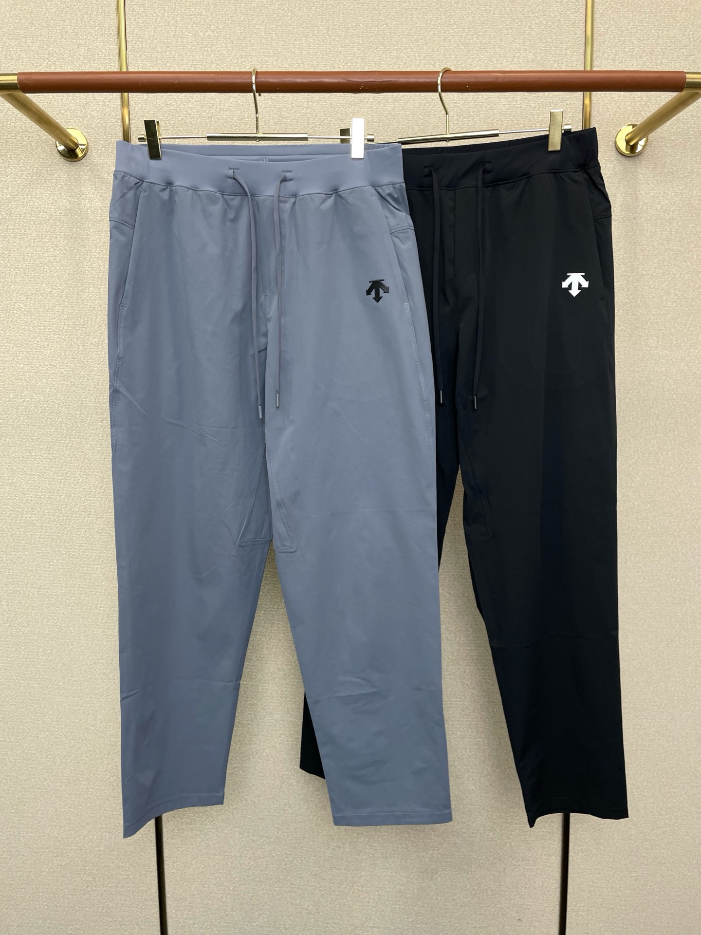 NO:759832,.DESCENTE is exclusively for new casual pants, high-end version!  Custom-made fabrics at the counter are highly breathable and comfortable, with impeccable details and brand element design concepts, reflecting high quality. It feels delicate and soft!  It presents a casual cut and the upper body shape is awesome!  Size M-3XL,,19860909.DESCENTE迪桑特独家专供新款休闲裤 高端版本！专柜定制面料 透气舒适度高,细节无可挑剔,品牌元素设计理念,体现高品质.手感细腻柔软！呈现休闲裁剪,上身版型超赞！码数M-3XL,,,Men's clothing