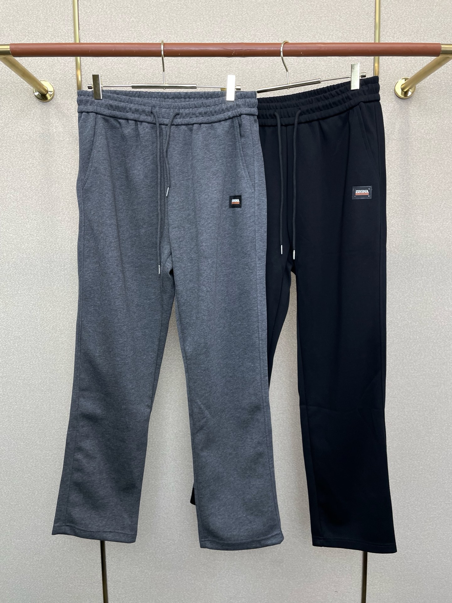 NO:759844,.ZEGNA is the exclusive high-end version of new casual pants!  Custom-made fabrics at the counter are highly breathable and comfortable, with impeccable details and brand element design concepts, reflecting high quality. It feels delicate and soft!  It presents a casual cut and the upper body shape is awesome!  Size M-3XL,,zegna,19860909.ZEGNA杰尼亚独家专供新款休闲裤 高端版本！专柜定制面料 透气舒适度高,细节无可挑剔,品牌元素设计理念,体现高品质.手感细腻柔软！呈现休闲裁剪,上身版型超赞！码数M-3XL,,zegna,,Men's clothing