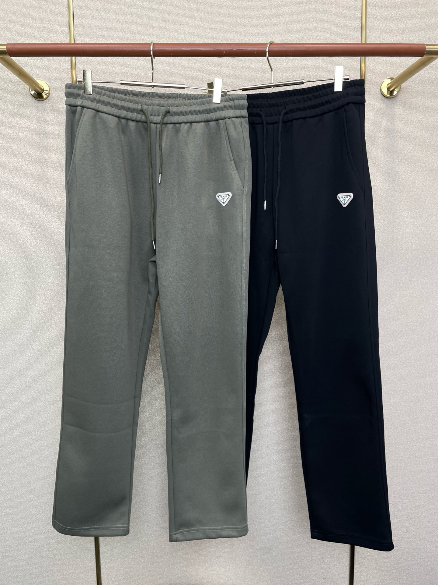 NO:759859,.Prada exclusive new casual pants high-end version!  Custom-made fabrics at the counter are highly breathable and comfortable, with impeccable details and brand element design concepts, reflecting high quality. It feels delicate and soft!  It presents a casual cut and the upper body shape is awesome!  Size M-3XL,,prada,prada,19860909.Prada普拉达独家专供新款休闲裤 高端版本！专柜定制面料 透气舒适度高,细节无可挑剔,品牌元素设计理念,体现高品质.手感细腻柔软！呈现休闲裁剪,上身版型超赞！码数M-3XL,,prada,prada,,Men's clothing