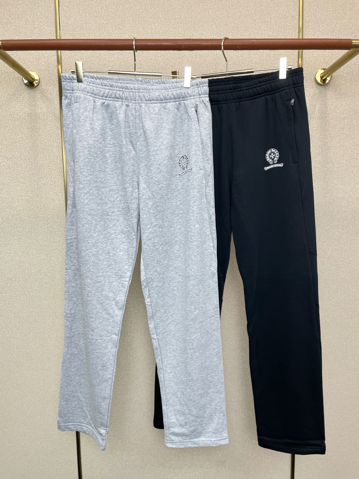 NO:759874,.Chrome hearts Chrome hearts exclusive high-end version of new casual pants!  Custom-made fabrics at the counter are highly breathable and comfortable, with impeccable details and brand element design concepts, reflecting high quality. It feels delicate and soft!  It presents a casual cut and the upper body shape is awesome!  Size M-3XL,,chrome hearts,chrome hearts,19860909.Chrome hearts克罗心独家专供新款休闲裤 高端版本！专柜定制面料 透气舒适度高,细节无可挑剔,品牌元素设计理念,体现高品质.手感细腻柔软！呈现休闲裁剪,上身版型超赞！码数M-3XL,,chrome hearts,chrome hearts,,Men's clothing