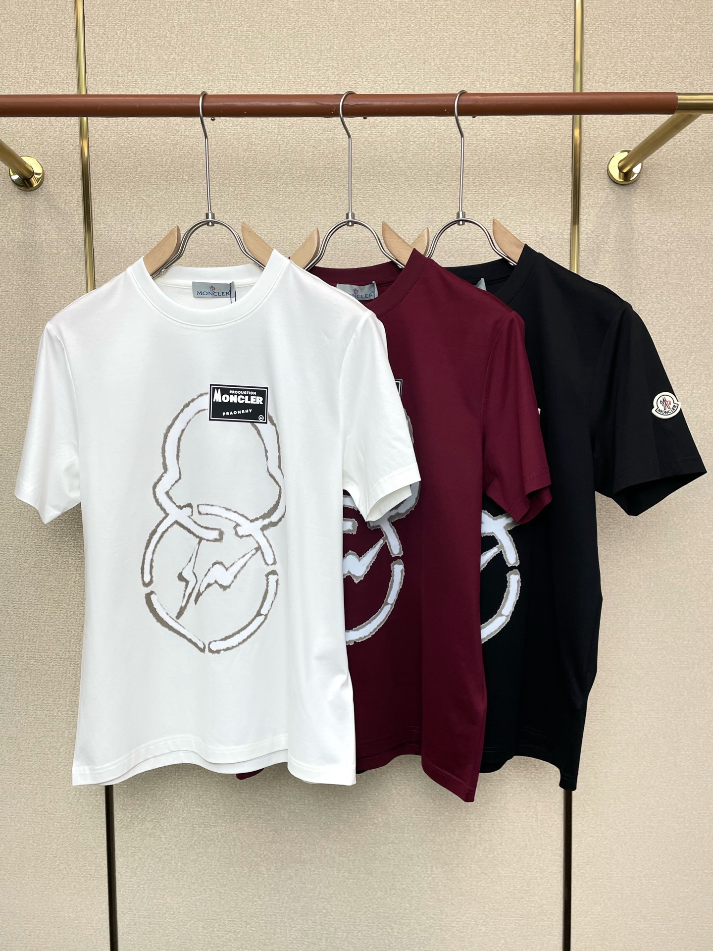 NO:759909,.Moncler Moncler Men's Men's Casual Short Sleeves are exclusively available for new models. High-end customization. High-end version. Fashionable and versatile imported fabrics. Super soft and delicate feel. Skin-friendly and comfortable to wear. High-end boutique. The upper body is finely made by the factory. It is a must-have item for men. Complete with three standards. Size M-3XL, Moncler, T-shirt,19860909.Moncler蒙口独家专供新款原单男士休闲短袖 高端定制 高端版本 时尚百搭爆款进口面料 手感超柔软细腻 穿着亲肤舒适 高端精品 代工厂精细做上身非常赞 男士必备单品 三标齐全 码数M-3XL,,Moncler,T-shirt,,Men's clothing