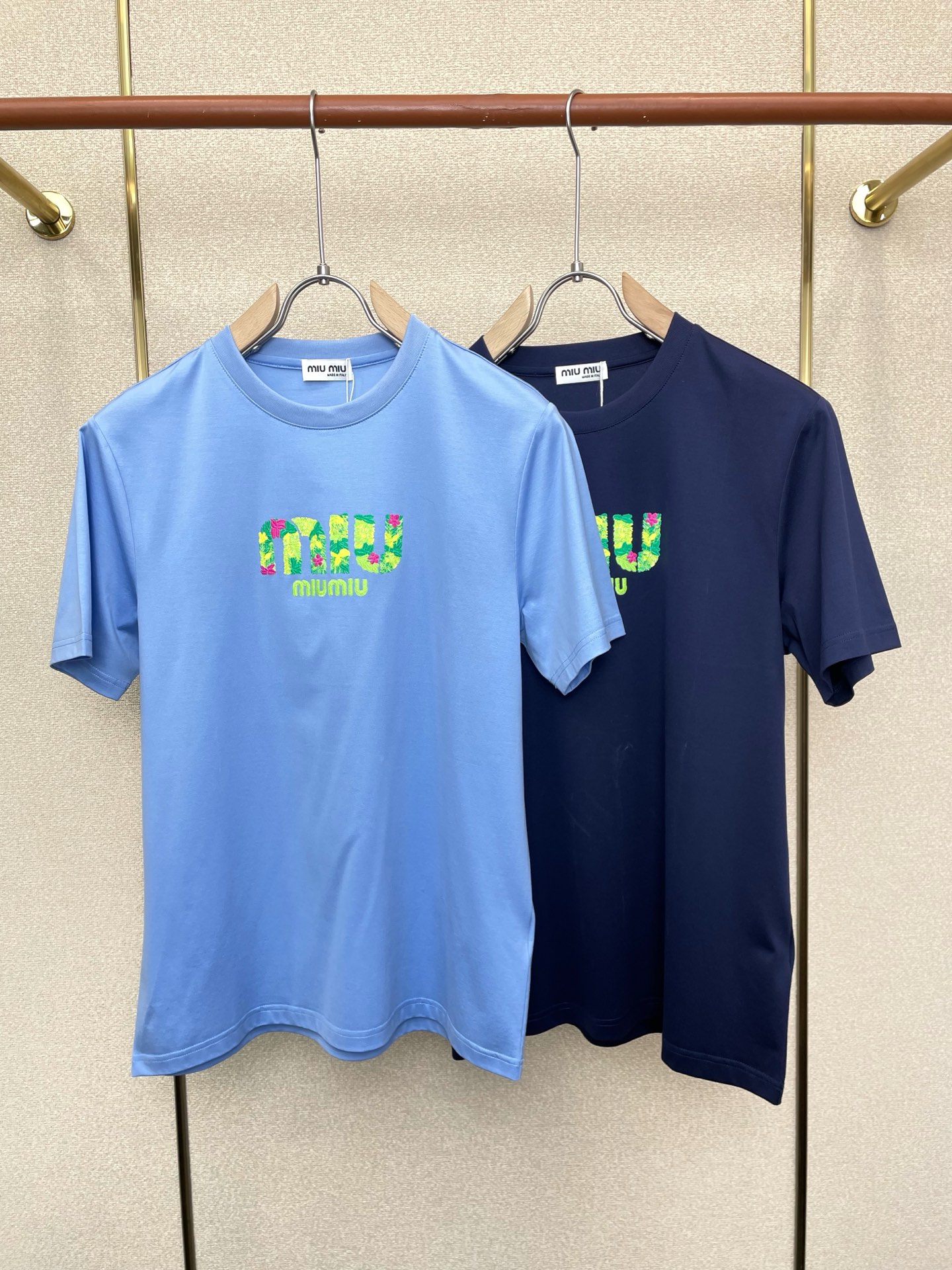 NO:759906,.Miumiu exclusively provides new original men's casual short-sleeves, high-end customization, high-end version, fashionable and versatile imported fabrics, super soft and delicate to the touch, skin-friendly and comfortable to wear, high-end boutique, the upper body is exquisitely made by the factory, a must-have item for men, complete with three standards, size M-3XL,,miumiu,T-shirt,19860909.Miumiu谬谬独家专供新款原单男士休闲短袖 高端定制 高端版本 时尚百搭爆款进口面料 手感超柔软细腻 穿着亲肤舒适 高端精品 代工厂精细做上身非常赞 男士必备单品 三标齐全 码数M-3XL,,miumiu,T-shirt,,Men's clothing