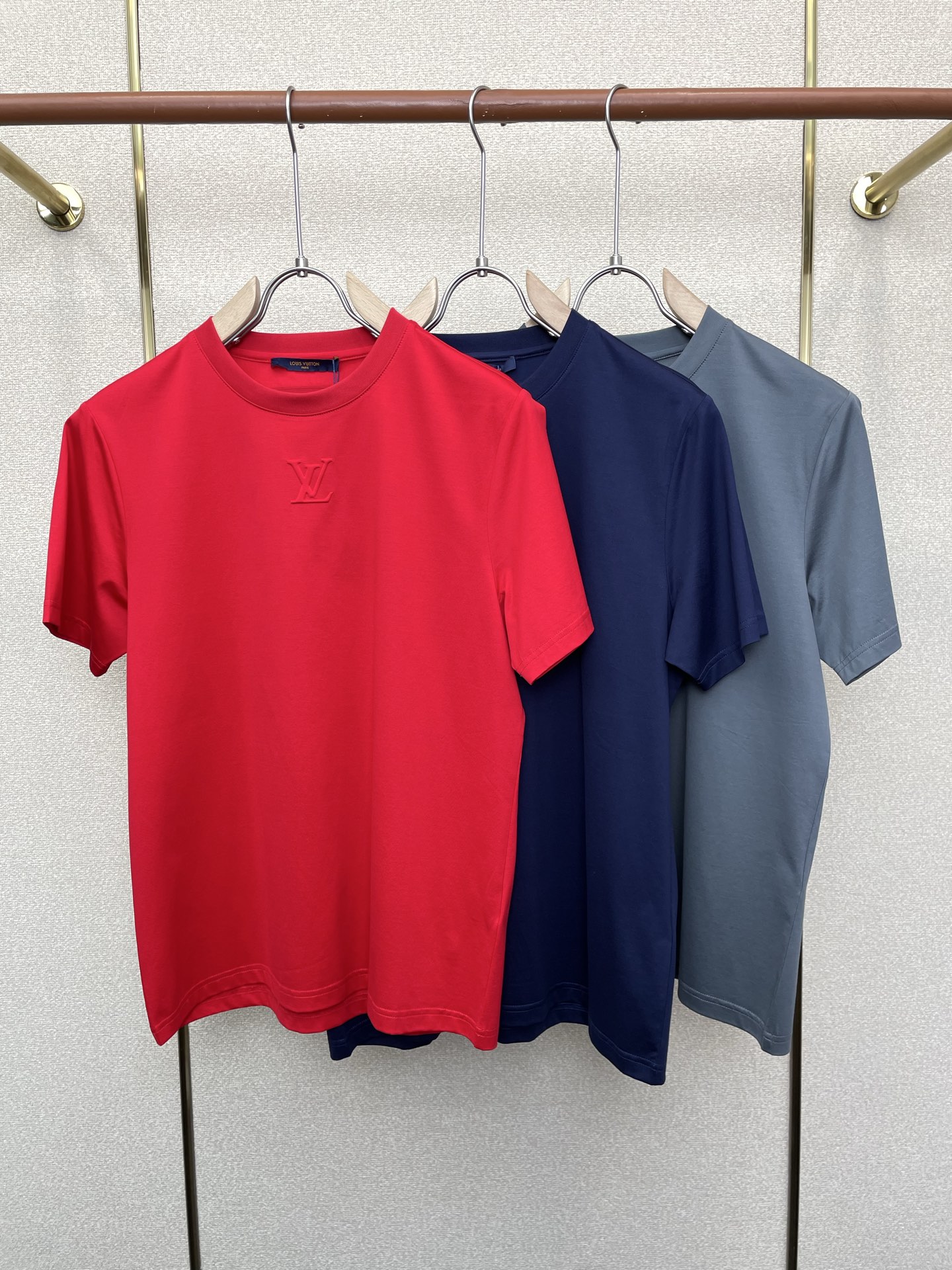 NO:759952,.Louis Vuitton Louis Vuitton exclusively offers new original men's casual short sleeves. High-end customization. High-end version. Fashionable and versatile imported fabrics. Super soft and delicate feel. Skin-friendly and comfortable to wear. High-end boutique. The upper body is finely made by the factory. It is a must-have item for men. Three standards are complete. Size M-3XL,, louis vuitton, louis vuitton, T-shirt,19860909.Louis Vuitton路易威登独家专供新款原单男士休闲短袖 高端定制 高端版本 时尚百搭爆款进口面料 手感超柔软细腻 穿着亲肤舒适 高端精品 代工厂精细做上身非常赞 男士必备单品 三标齐全 码数M-3XL,,louis vuitton,louis vuitton,T-shirt,,Men's clothing