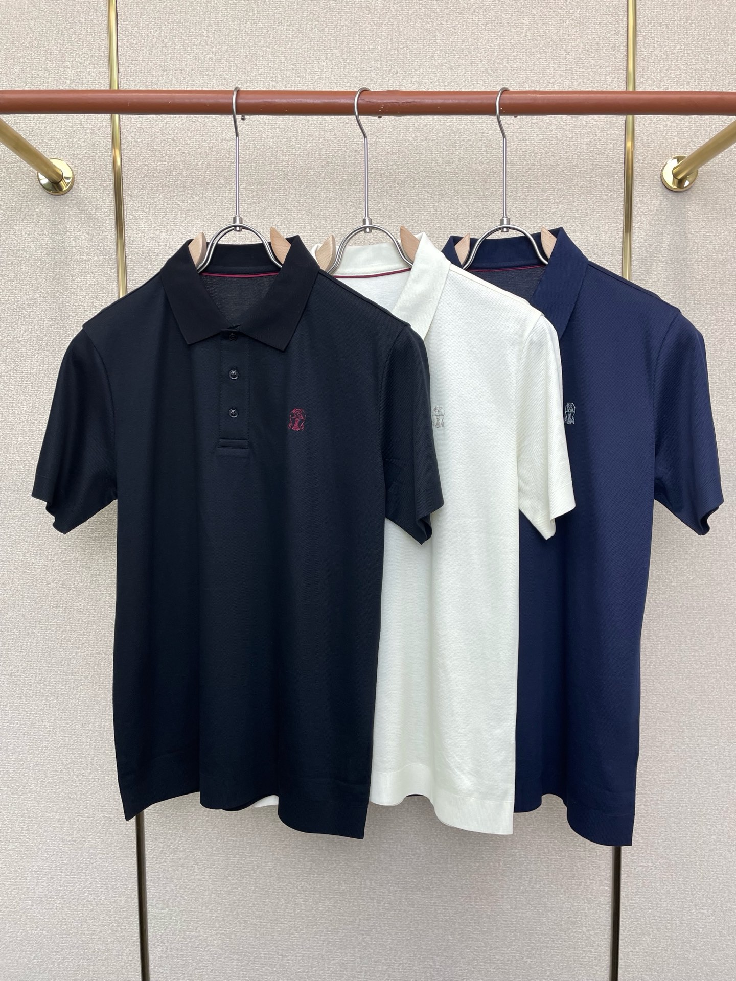 NO:759910,.BC-Brunello Cucinali Brunello Cucinelli exclusively provides new original men's casual lapel short sleeves. High-end customization. High-end version. Fashionable and versatile imported fabrics. Super soft and delicate feel. Skin-friendly and comfortable to wear. High-end boutique. The upper body is made by the factory. It is a must-have item for men. Three standards are complete. Size M-3XL, brunello cucinelli, T-shirt,19860909.BC-Brunello Cucinali布鲁内洛·库奇内利独家专供新款原单男士休闲翻领短袖 高端定制 高端版本 时尚百搭爆款进口面料 手感超柔软细腻 穿着亲肤舒适 高端精品 代工厂精细做上身非常赞 男士必备单品 三标齐全 码数M-3XL,,brunello cucinelli,T-shirt,,Men's clothing