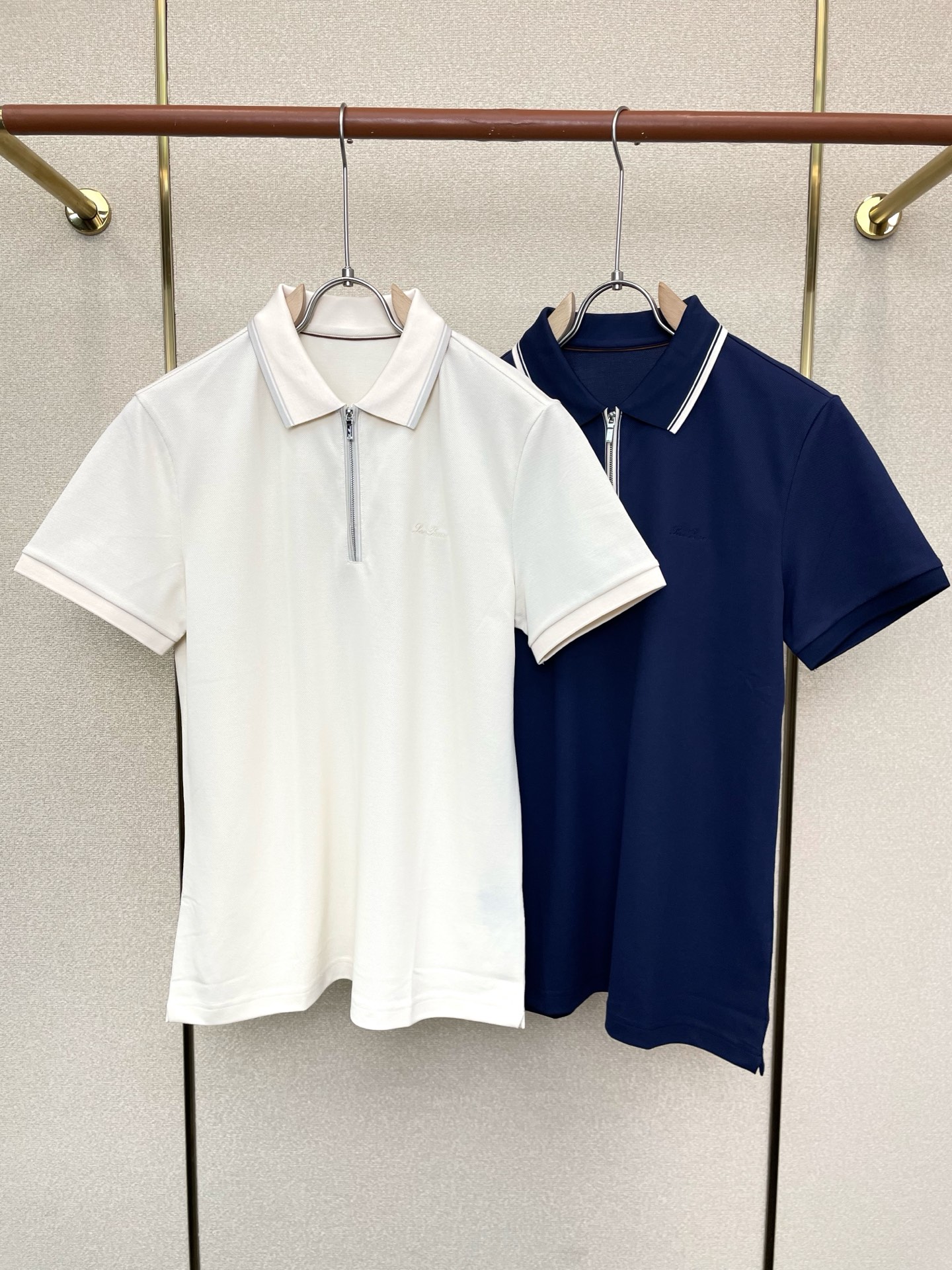 NO:759955,.LP-Loro Piana exclusively provides new original men's casual lapel short sleeves. High-end customization. High-end version. Fashionable and versatile imported fabrics. Super soft and delicate feel. Skin-friendly and comfortable to wear. High-end boutique. The upper body is exquisitely made by the factory. Men's must-have items. Three standards are complete. Size M-3XL,, loro piana, loro piana, T-shirt,19860909.LP-Loro Piana诺悠翩雅独家专供新款原单男士休闲翻领短袖 高端定制 高端版本 时尚百搭爆款进口面料 手感超柔软细腻 穿着亲肤舒适 高端精品 代工厂精细做上身非常赞 男士必备单品 三标齐全 码数M-3XL,,loro piana,loro piana,T-shirt,,Men's clothing