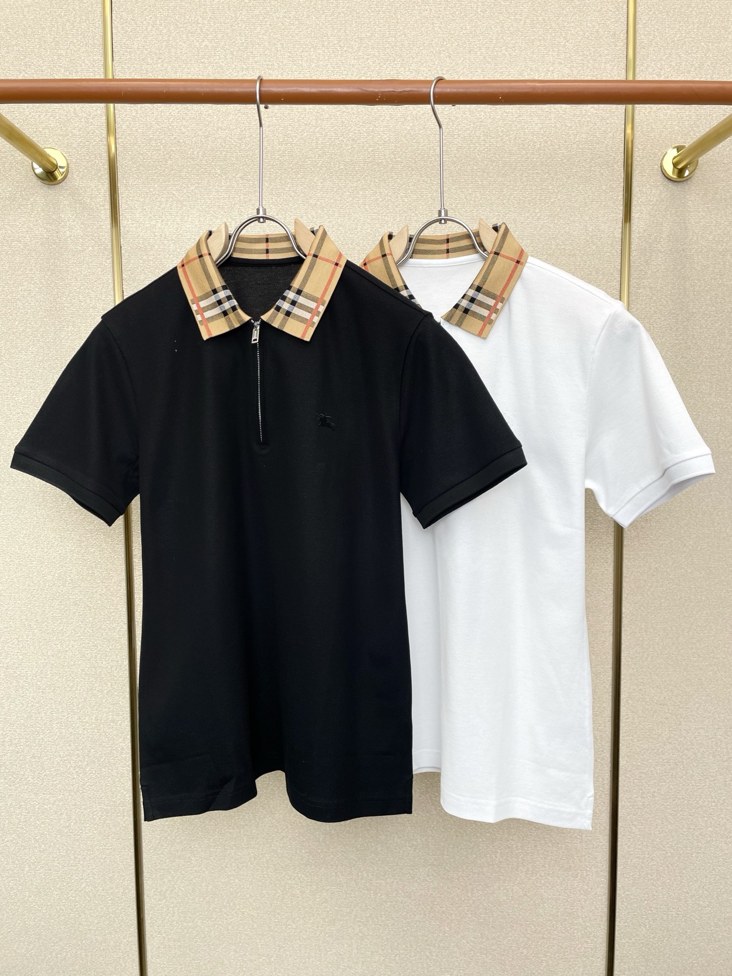 NO:759956,.Burberry exclusively supplies new original men's casual lapel short sleeves. High-end customization. High-end version. Fashionable and versatile imported fabrics. Super soft and delicate feel. Skin-friendly and comfortable to wear. High-end boutique. The upper body is exquisitely made by the factory. A must-have item for men. Three complete standards. Size M-3XL,,burberry,burberry,T-shirt,19860909.Burberry巴宝莉独家专供新款原单男士休闲翻领短袖 高端定制 高端版本 时尚百搭爆款进口面料 手感超柔软细腻 穿着亲肤舒适 高端精品 代工厂精细做上身非常赞 男士必备单品 三标齐全 码数M-3XL,,burberry,burberry,T-shirt,,Men's clothing