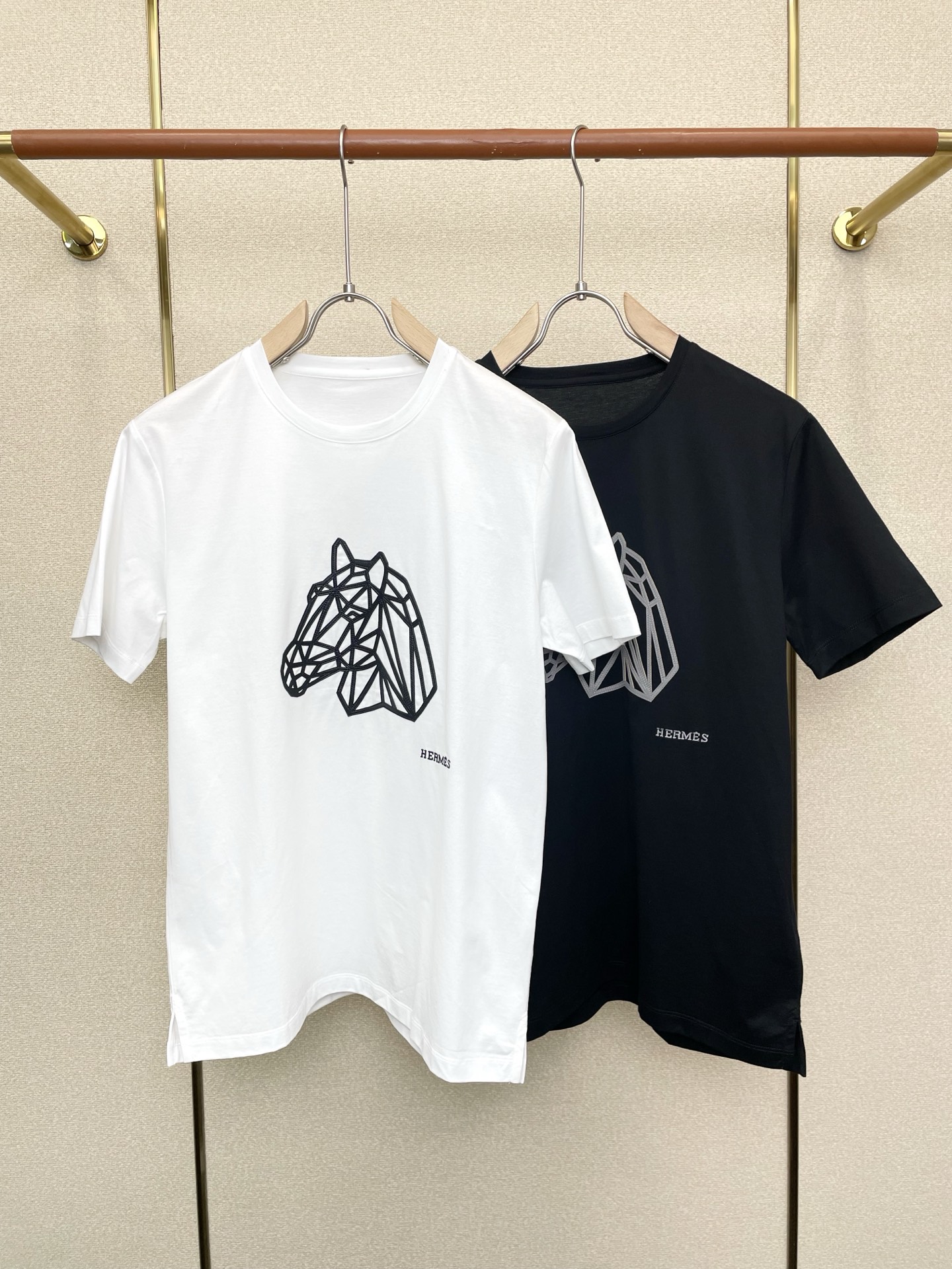 NO:759913,.Hermès exclusively offers new original men's casual short-sleeves. High-end customization. High-end version. Fashionable and versatile imported fabrics. Super soft and delicate feel. Skin-friendly and comfortable to wear. High-end boutique. The upper body is exquisitely made by the factory. A must-have item for men. Three complete standards. Size M-3XL,, hermes, hermes, T-shirt,19860909.Hermès爱马仕独家专供新款原单男士休闲短袖 高端定制 高端版本 时尚百搭爆款进口面料 手感超柔软细腻 穿着亲肤舒适 高端精品 代工厂精细做上身非常赞 男士必备单品 三标齐全 码数M-3XL,,hermes,hermes,T-shirt,,Men's clothing