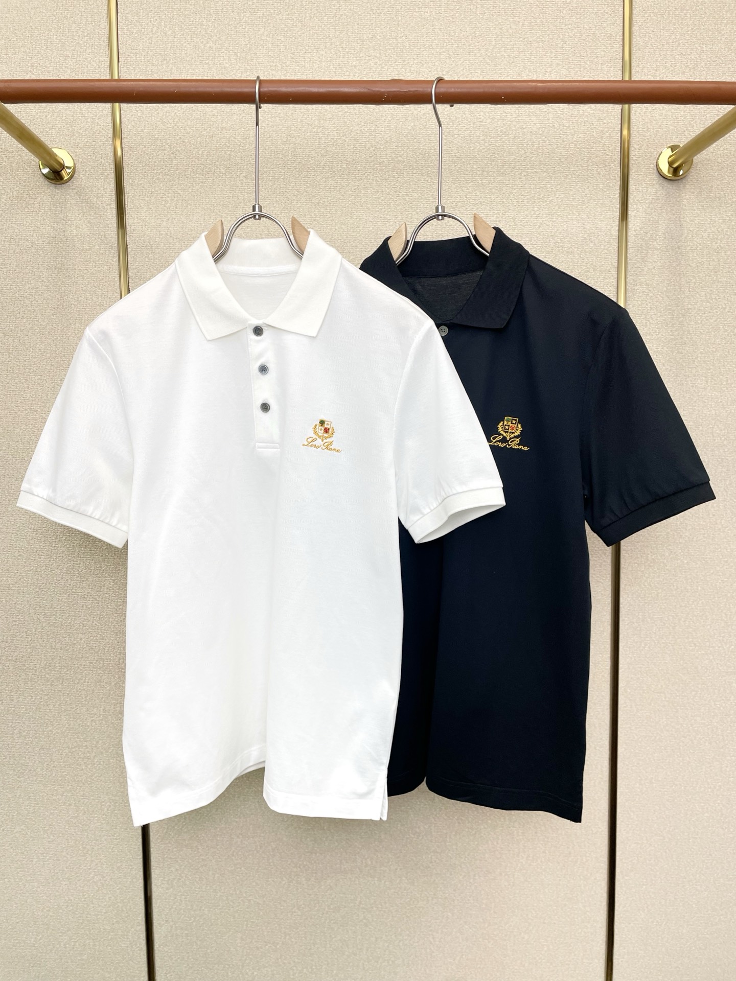 NO:759963,.LP-Loro Piana is exclusively for new men's casual short-sleeves. High-end customization. High-end version. Fashionable and versatile imported fabrics. Super soft and delicate feel. Skin-friendly and comfortable to wear. High-end boutique. The upper body is finely made by the factory. It is a must-have item for men. Three standards are complete. Size M-3XL,, loro piana, loro piana, T-shirt,19860909.LP-Loro Piana诺悠翩雅独家专供新款原单男士休闲短袖 高端定制 高端版本 时尚百搭爆款进口面料 手感超柔软细腻 穿着亲肤舒适 高端精品 代工厂精细做上身非常赞 男士必备单品 三标齐全 码数M-3XL,,loro piana,loro piana,T-shirt,,Men's clothing