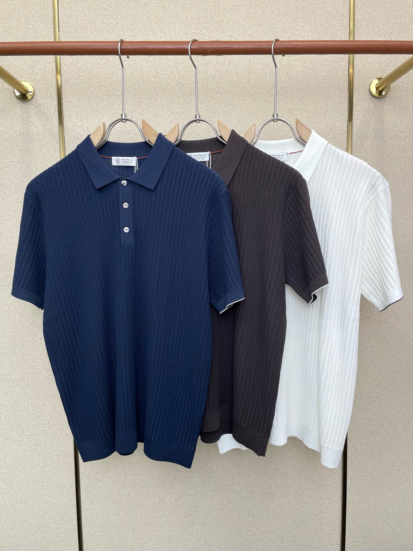 NO:759965,.BC-Brunello Cucinali Brunello Cucinali exclusively supplies new original men's casual short-sleeves. High-end customization. High-end version. Fashionable and versatile imported fabrics. Super soft and delicate feel. Skin-friendly and comfortable to wear. High-end boutique. The upper body made by the factory is very good. A must-have item for men. Three complete labels. Size 48-56, brunello cucinelli, T-shirt,19860909.BC-Brunello Cucinali布鲁内洛·库奇内利独家专供新款原单男士休闲短袖 高端定制 高端版本 时尚百搭爆款进口面料 手感超柔软细腻 穿着亲肤舒适 高端精品 代工厂精细做上身非常赞 男士必备单品 三标齐全 码数48-56,,brunello cucinelli,T-shirt,,Men's clothing