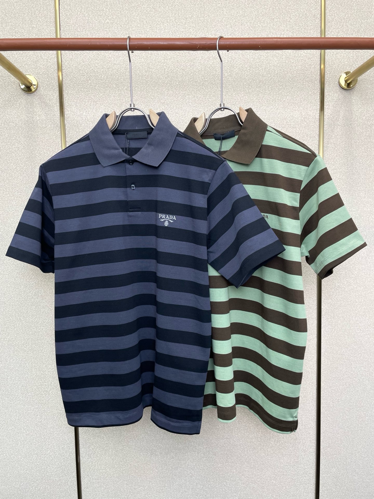 NO:759974,.Prada exclusively supplies new original men's casual short sleeves. High-end customization. High-end version. Fashionable and versatile imported fabrics. Super soft and delicate feel. Skin-friendly and comfortable to wear. High-end boutique. The upper body is exquisitely made by the factory. A must-have item for men. Complete with three standards. Size M-2XL, prada, prada, T-shirt,19860909.Prada普拉达独家专供新款原单男士休闲短袖 高端定制 高端版本 时尚百搭爆款进口面料 手感超柔软细腻 穿着亲肤舒适 高端精品 代工厂精细做上身非常赞 男士必备单品 三标齐全 码数M-2XL,,prada,prada,T-shirt,,Men's clothing