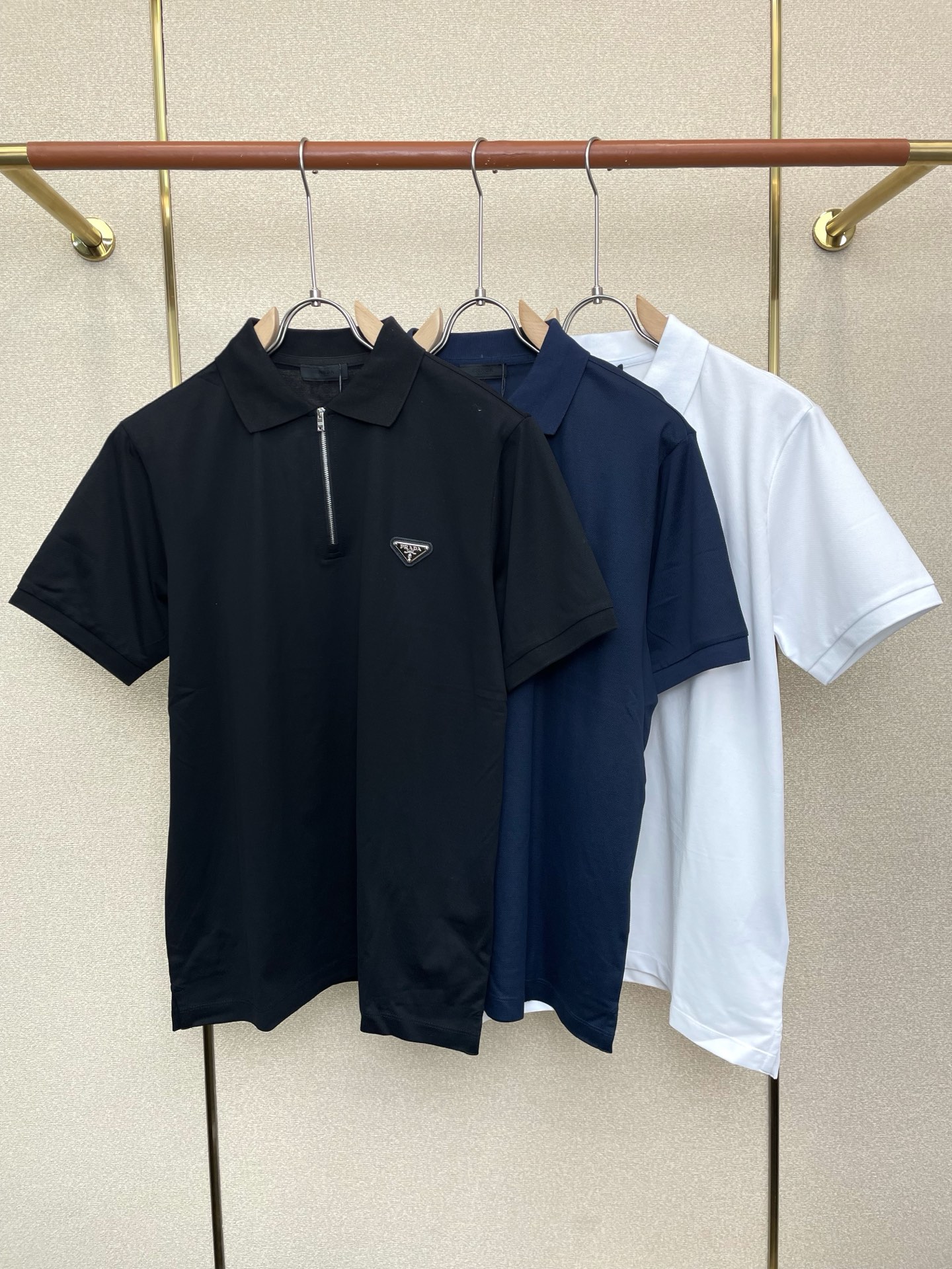 NO:759923,.Prada exclusively supplies new original men's casual short sleeves. High-end customization. High-end version. Fashionable and versatile imported fabrics. Super soft and delicate feel. Skin-friendly and comfortable to wear. High-end boutique. The upper body is exquisitely made by the factory. A must-have item for men. Complete with three standards. Size M-2XL, prada, prada, T-shirt,19860909.Prada普拉达独家专供新款原单男士休闲短袖 高端定制 高端版本 时尚百搭爆款进口面料 手感超柔软细腻 穿着亲肤舒适 高端精品 代工厂精细做上身非常赞 男士必备单品 三标齐全 码数M-2XL,,prada,prada,T-shirt,,Men's clothing