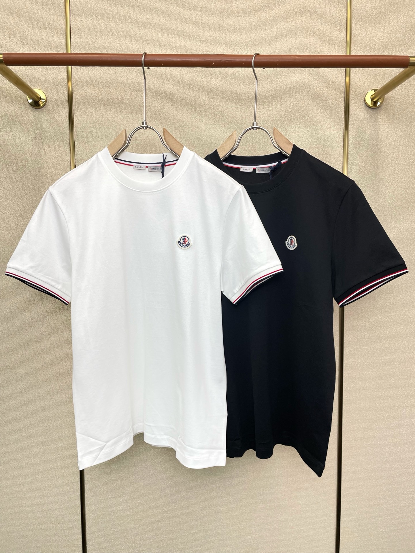 NO:759925,.Moncler Moncler Men's Men's Casual Short Sleeves are exclusively available for new models. High-end customization. High-end version. Fashionable and versatile imported fabrics. Super soft and delicate feel. Skin-friendly and comfortable to wear. High-end boutique. The upper body is finely made by the factory. It is a must-have item for men. Complete with three standards. Size M-3XL, Moncler, T-shirt,19860909.Moncler蒙口独家专供新款原单男士休闲短袖 高端定制 高端版本 时尚百搭爆款进口面料 手感超柔软细腻 穿着亲肤舒适 高端精品 代工厂精细做上身非常赞 男士必备单品 三标齐全 码数M-3XL,,Moncler,T-shirt,,Men's clothing