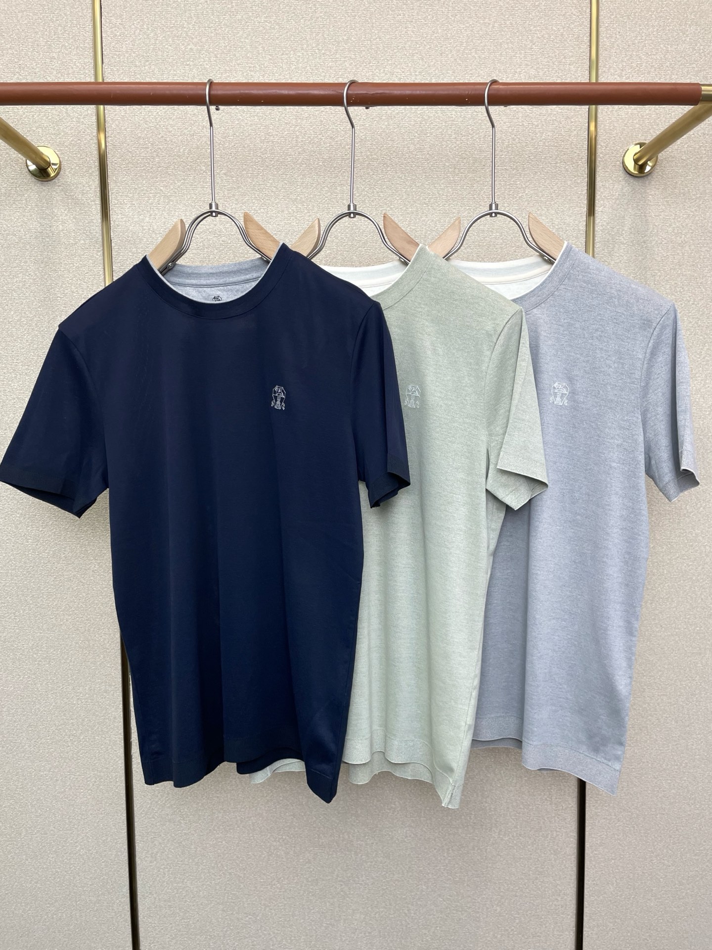 NO:759883,.BC-Brunello Cucinali Brunello Cucinali exclusively supplies new original men's casual short-sleeves. High-end customization. High-end version. Fashionable and versatile imported fabrics. Super soft and delicate feel. Skin-friendly and comfortable to wear. High-end boutique. The upper body is exquisitely made by the factory. A must-have item for men. Three complete labels. Size M-3XL, brunello cucinelli, T-shirt,19860909.BC-Brunello Cucinali布鲁内洛·库奇内利独家专供新款原单男士休闲短袖 高端定制 高端版本 时尚百搭爆款进口面料 手感超柔软细腻 穿着亲肤舒适 高端精品 代工厂精细做上身非常赞 男士必备单品 三标齐全 码数M-3XL,,brunello cucinelli,T-shirt,,Men's clothing