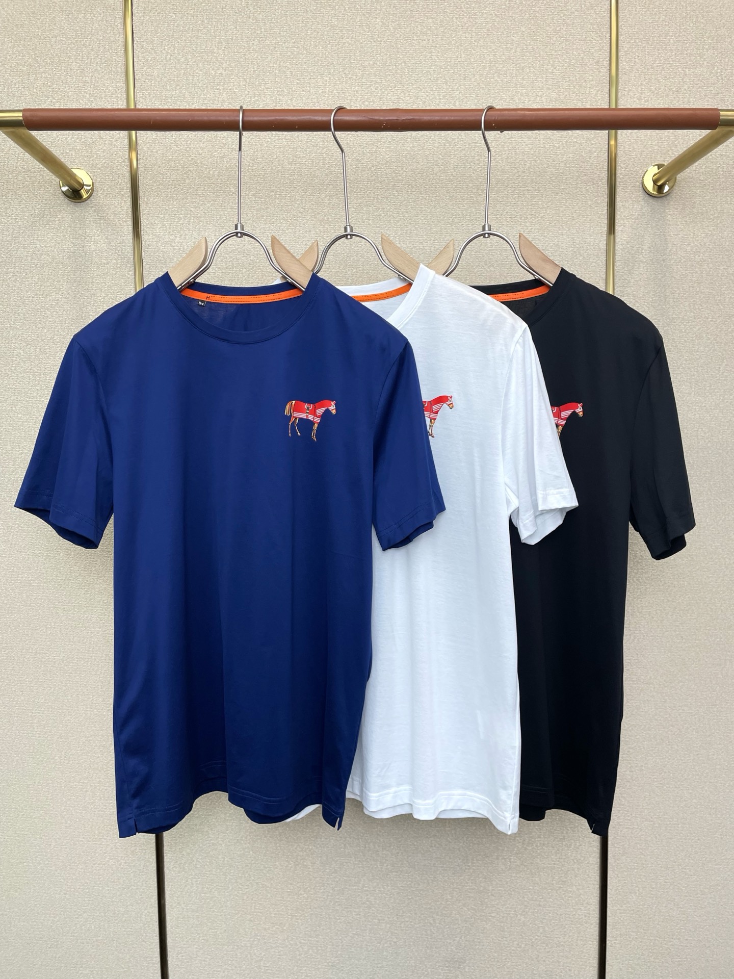 NO:759928,.Hermès exclusively offers new original men's casual short sleeves. High-end customization. High-end version. Fashionable and versatile imported fabrics. Super soft and delicate feel. Skin-friendly and comfortable to wear. High-end boutique. The upper body is exquisitely made by the factory. A must-have item for men. Complete with three standards. Size 48-58,, hermes, hermes, T-shirt,19860909.Hermès爱马仕独家专供新款原单男士休闲短袖 高端定制 高端版本 时尚百搭爆款进口面料 手感超柔软细腻 穿着亲肤舒适 高端精品 代工厂精细做上身非常赞 男士必备单品 三标齐全 码数48-58,,hermes,hermes,T-shirt,,Men's clothing