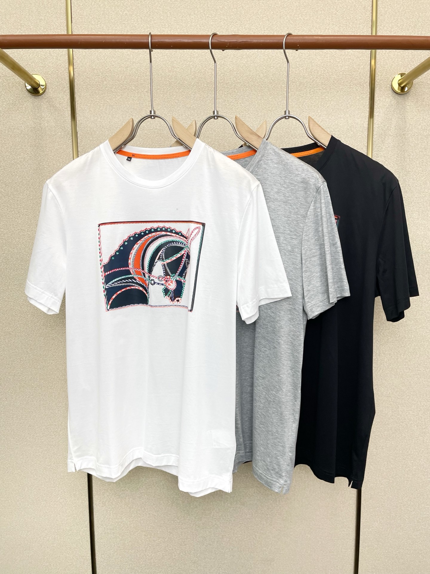 NO:759930,.Hermès exclusively offers new original men's casual short sleeves. High-end customization. High-end version. Fashionable and versatile imported fabrics. Super soft and delicate feel. Skin-friendly and comfortable to wear. High-end boutique. The upper body is exquisitely made by the factory. A must-have item for men. Complete with three standards. Size 48-58,, hermes, hermes, T-shirt,19860909.Hermès爱马仕独家专供新款原单男士休闲短袖 高端定制 高端版本 时尚百搭爆款进口面料 手感超柔软细腻 穿着亲肤舒适 高端精品 代工厂精细做上身非常赞 男士必备单品 三标齐全 码数48-58,,hermes,hermes,T-shirt,,Men's clothing