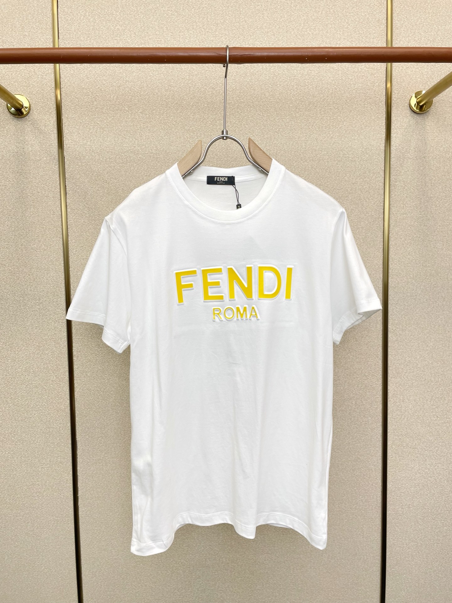 。FENDI芬迪💥砸锅卖铁都要上的新款新款原单男士休闲短袖 高端定制 高端版本 时尚百搭爆款⚠️⚠️✨✨