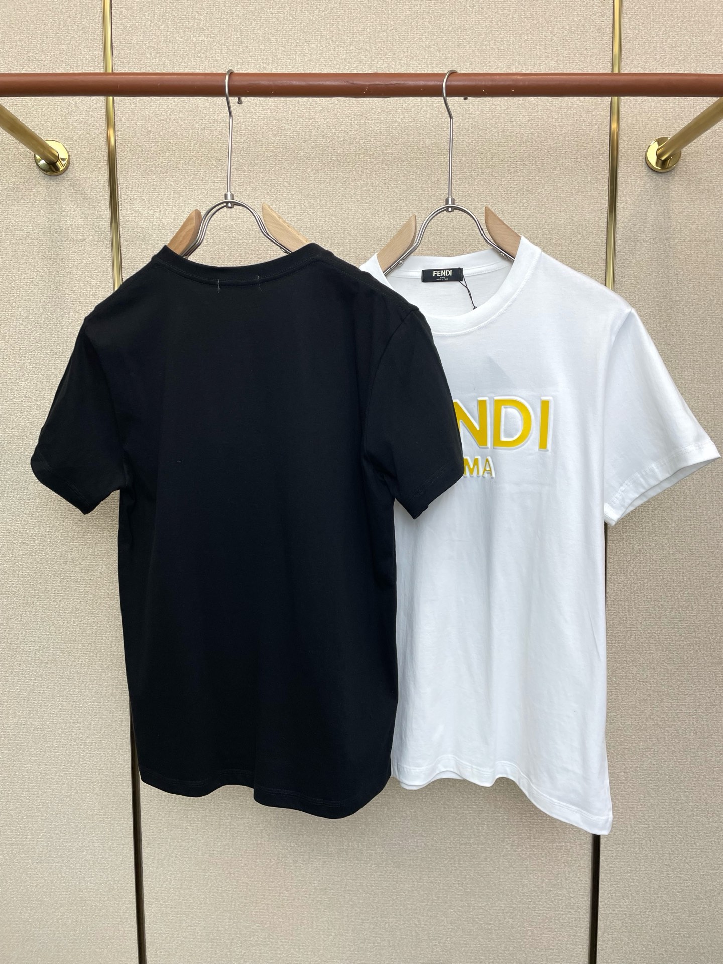 。FENDI芬迪💥砸锅卖铁都要上的新款新款原单男士休闲短袖 高端定制 高端版本 时尚百搭爆款⚠️⚠️✨✨