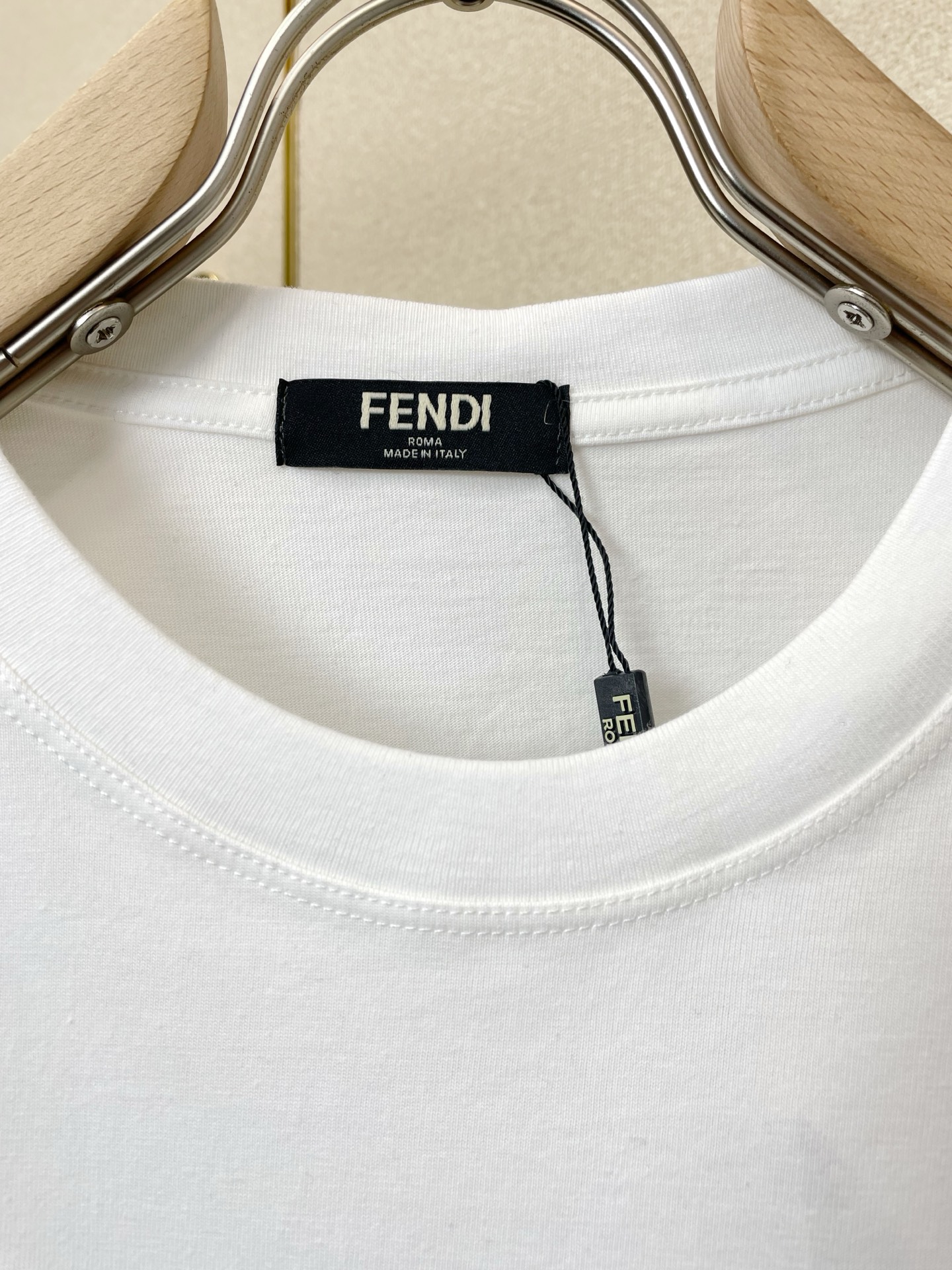 。FENDI芬迪💥砸锅卖铁都要上的新款新款原单男士休闲短袖 高端定制 高端版本 时尚百搭爆款⚠️⚠️✨✨