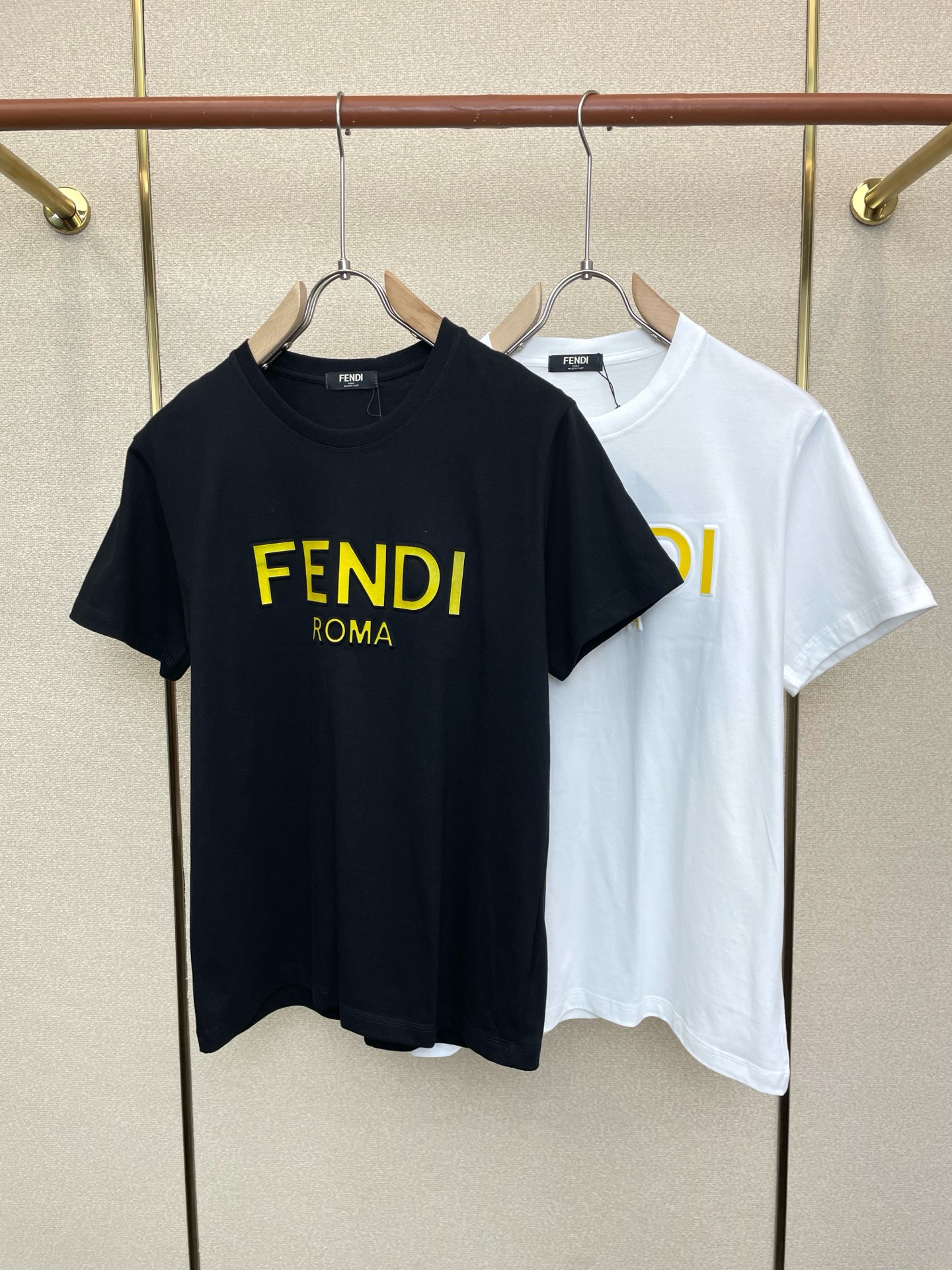 。FENDI芬迪💥砸锅卖铁都要上的新款新款原单男士休闲短袖 高端定制 高端版本 时尚百搭爆款⚠️⚠️✨✨