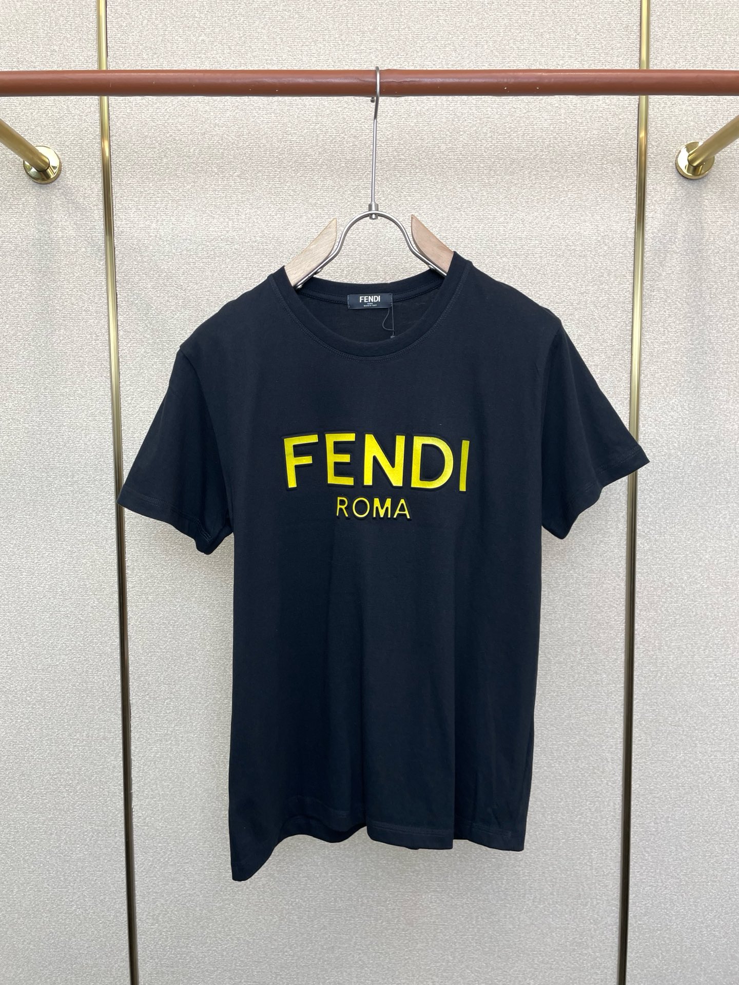 。FENDI芬迪💥砸锅卖铁都要上的新款新款原单男士休闲短袖 高端定制 高端版本 时尚百搭爆款⚠️⚠️✨✨