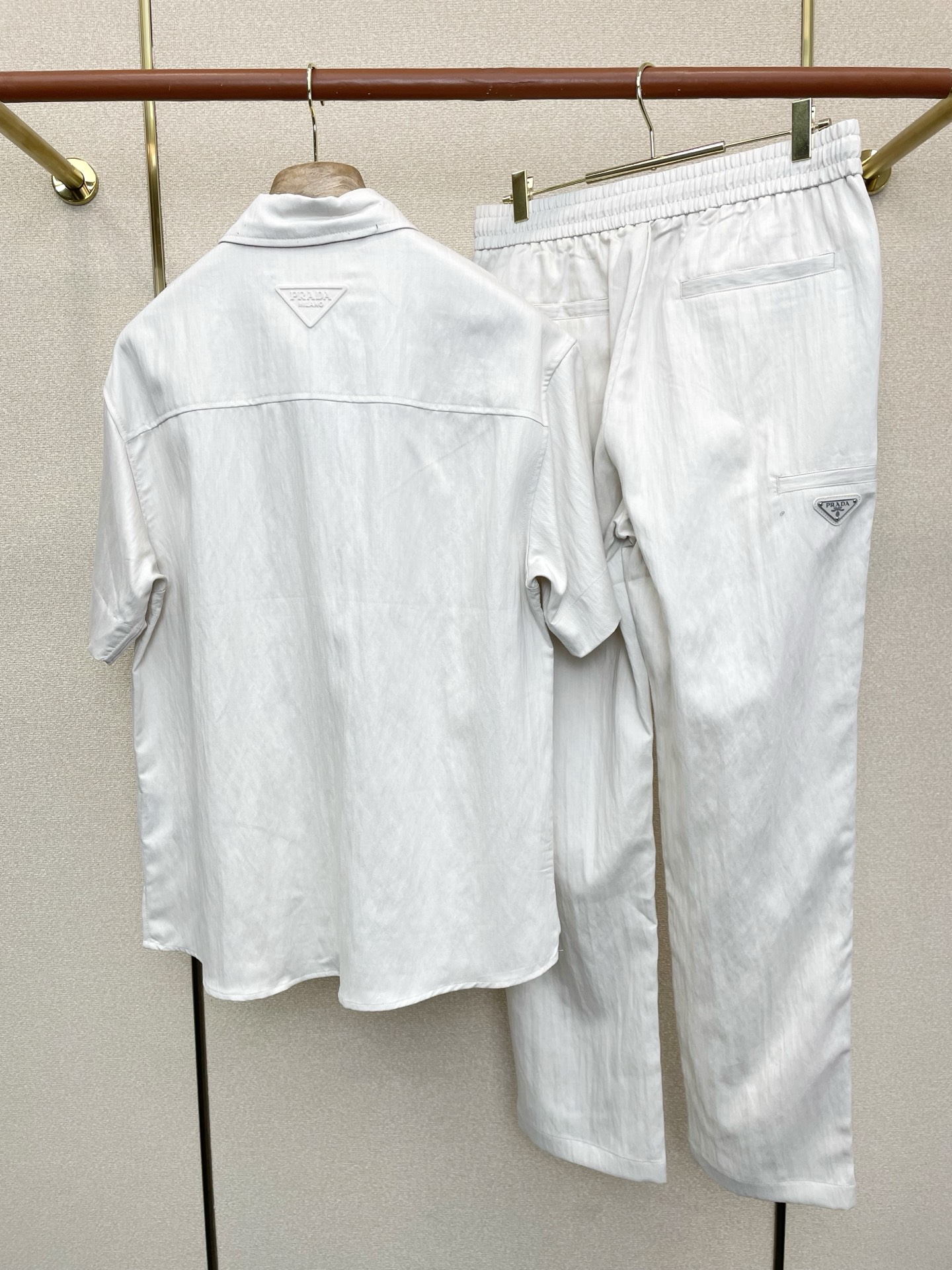 /套。Prada普拉达💥砸锅卖铁都要上的新款新款专柜同款短袖按扣套装，高级感满满！细节精致高档，做工无可