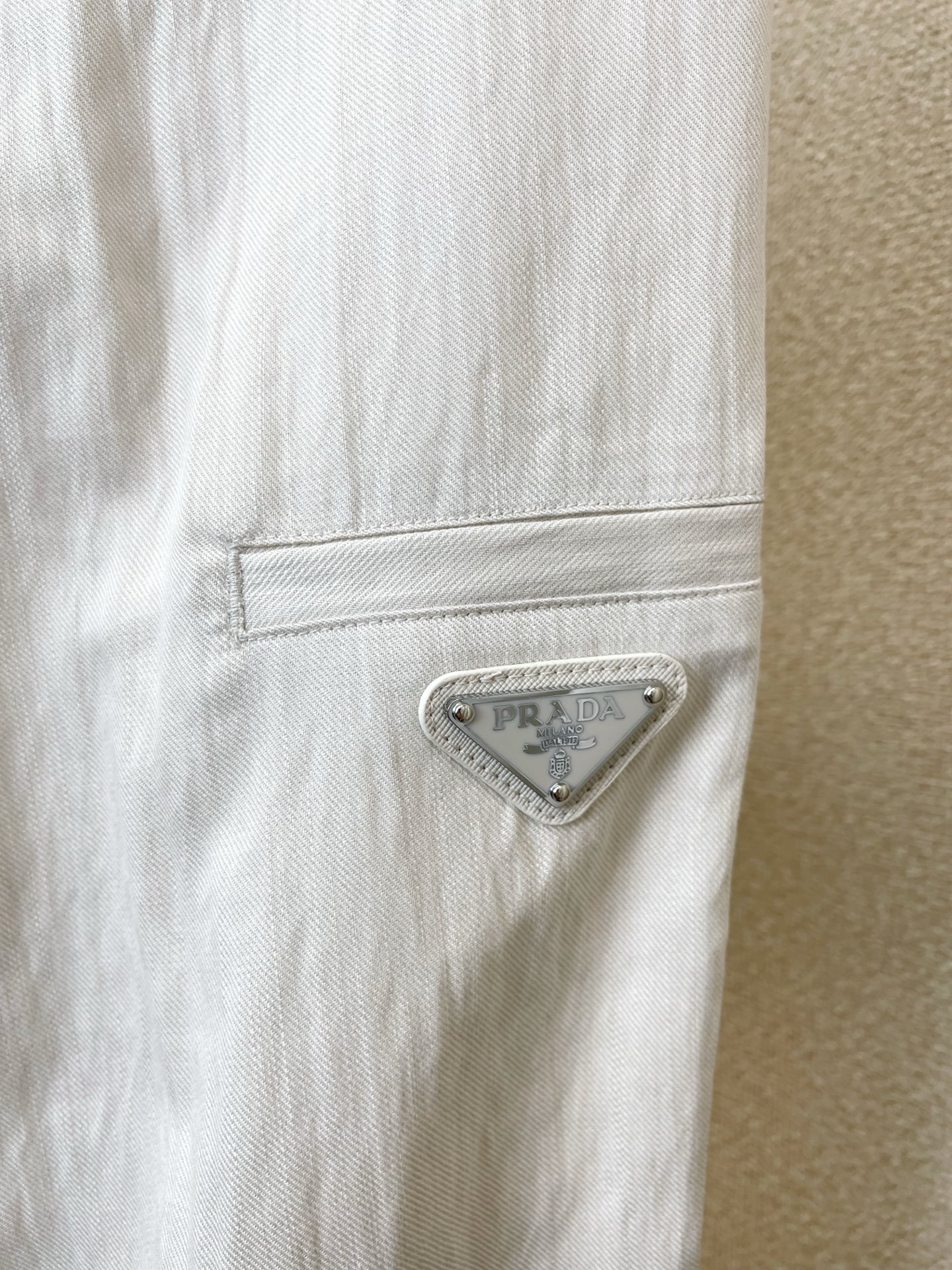 /套。Prada普拉达💥砸锅卖铁都要上的新款新款专柜同款短袖按扣套装，高级感满满！细节精致高档，做工无可