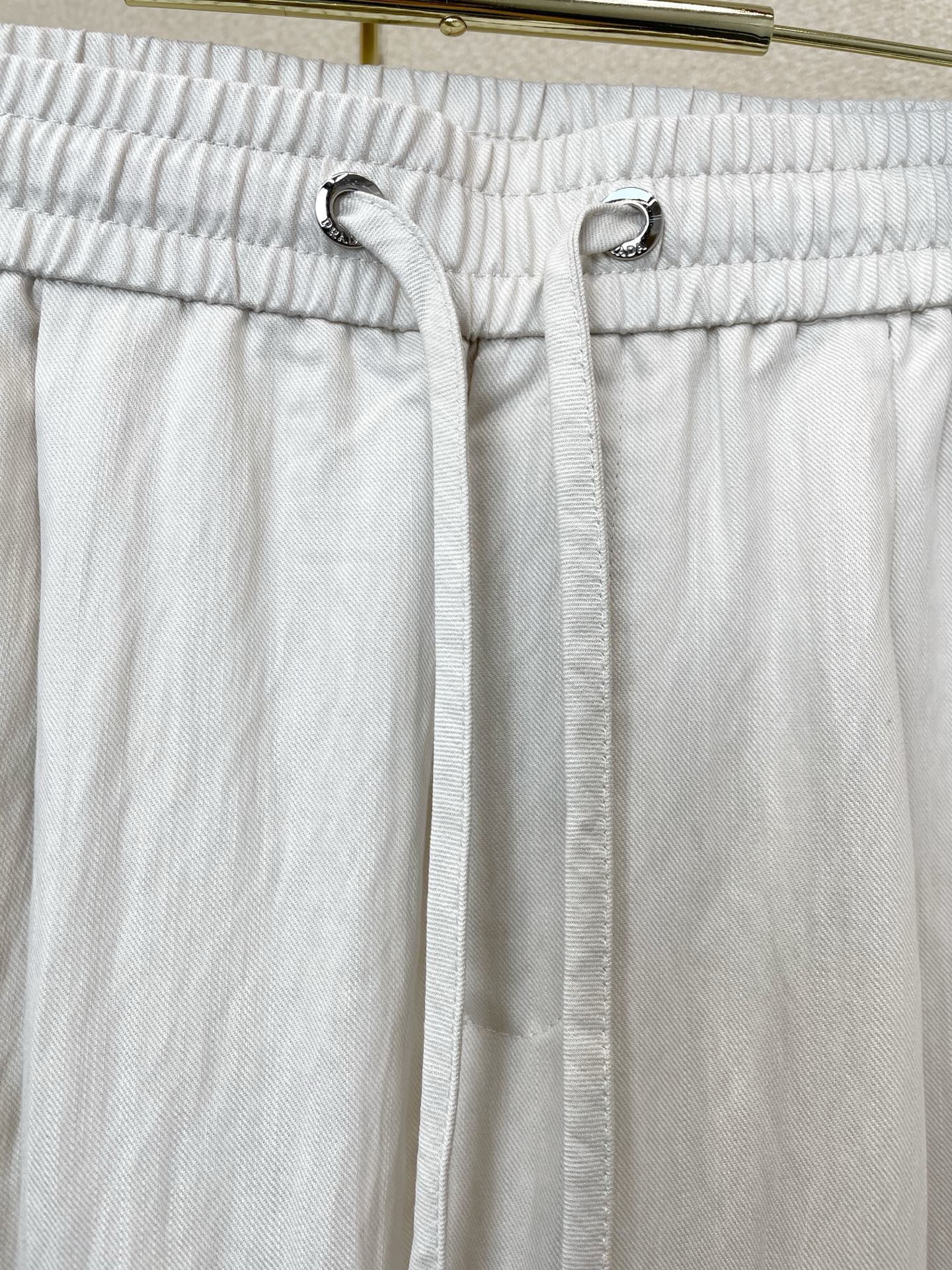 /套。Prada普拉达💥砸锅卖铁都要上的新款新款专柜同款短袖按扣套装，高级感满满！细节精致高档，做工无可