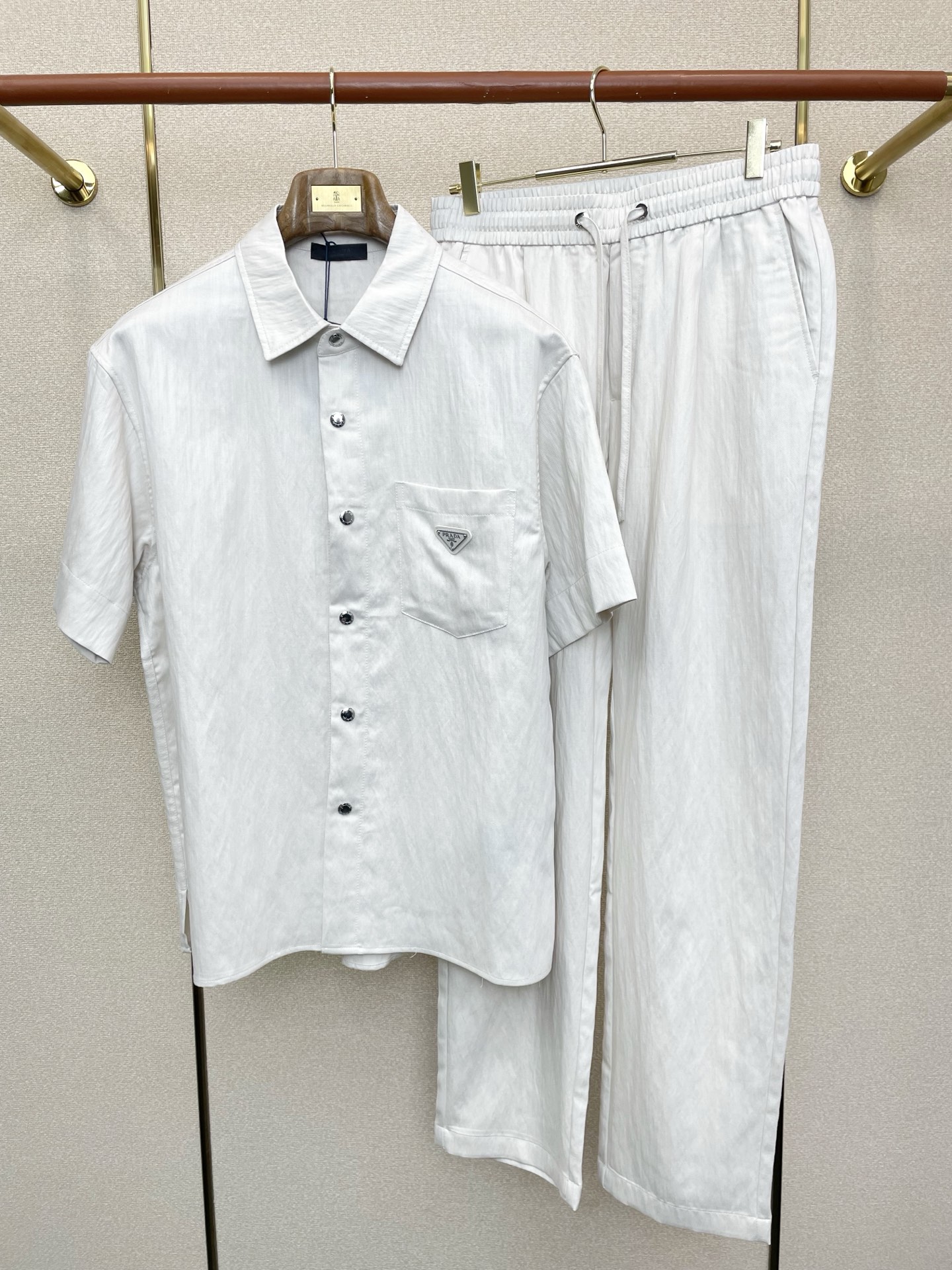 /套。Prada普拉达💥砸锅卖铁都要上的新款新款专柜同款短袖按扣套装，高级感满满！细节精致高档，做工无可