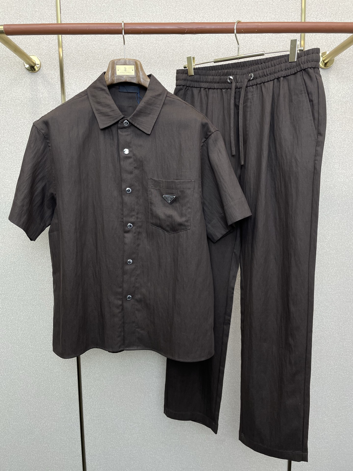 /套。Prada普拉达💥砸锅卖铁都要上的新款新款专柜同款短袖按扣套装，高级感满满！细节精致高档，做工无可