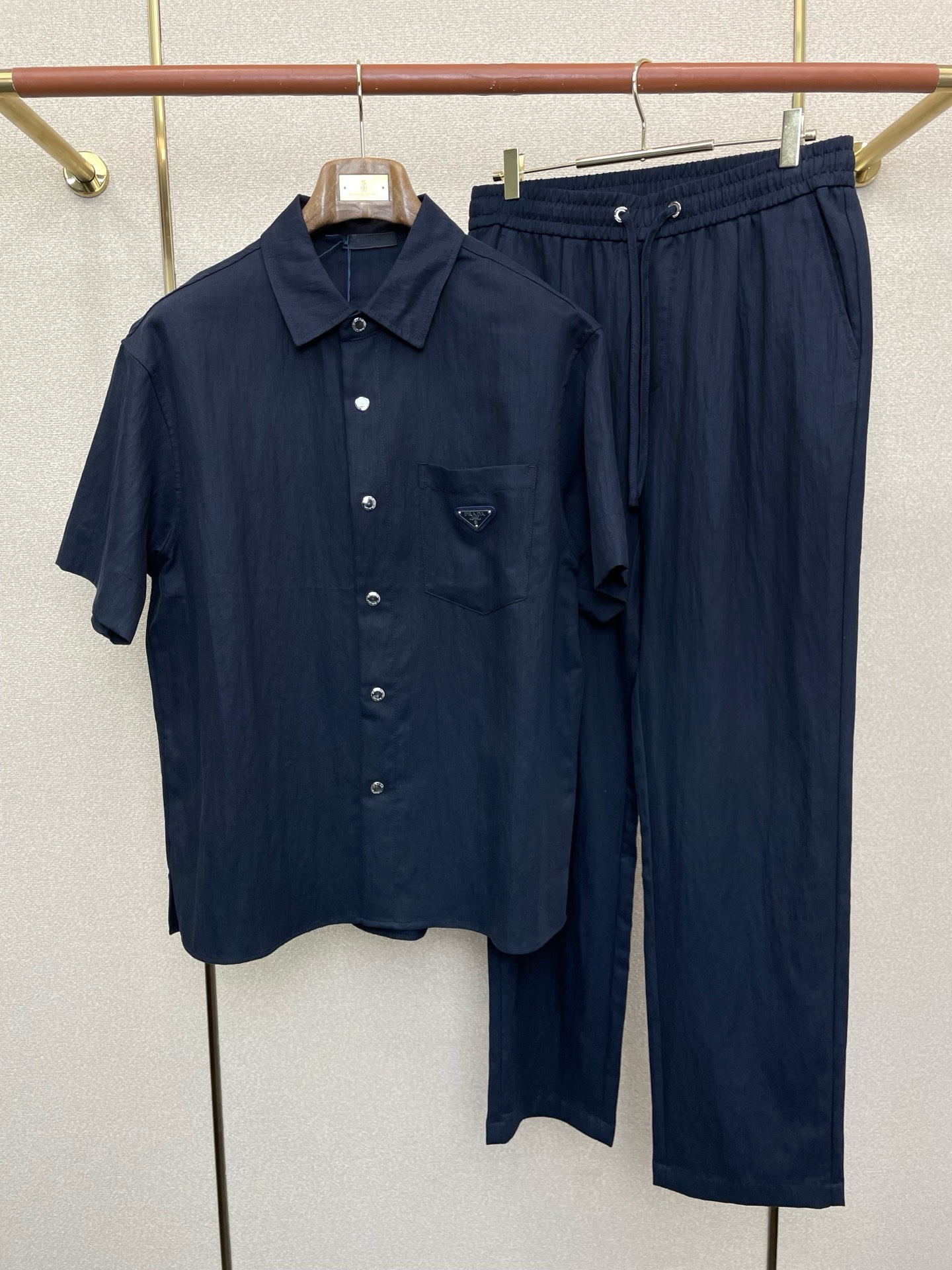 /套。Prada普拉达💥砸锅卖铁都要上的新款新款专柜同款短袖按扣套装，高级感满满！细节精致高档，做工无可