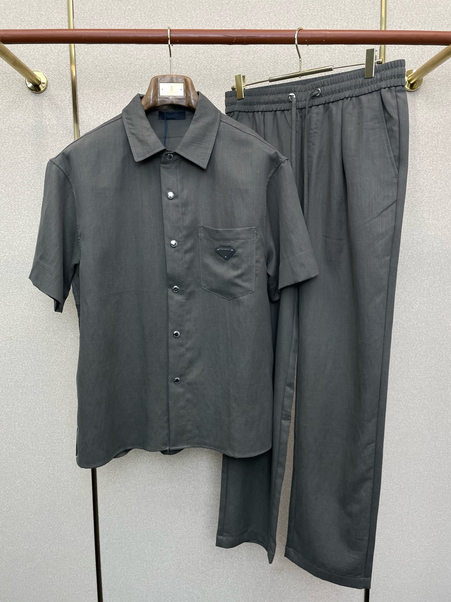 /套。Prada普拉达💥砸锅卖铁都要上的新款新款专柜同款短袖按扣套装，高级感满满！细节精致高档，做工无可