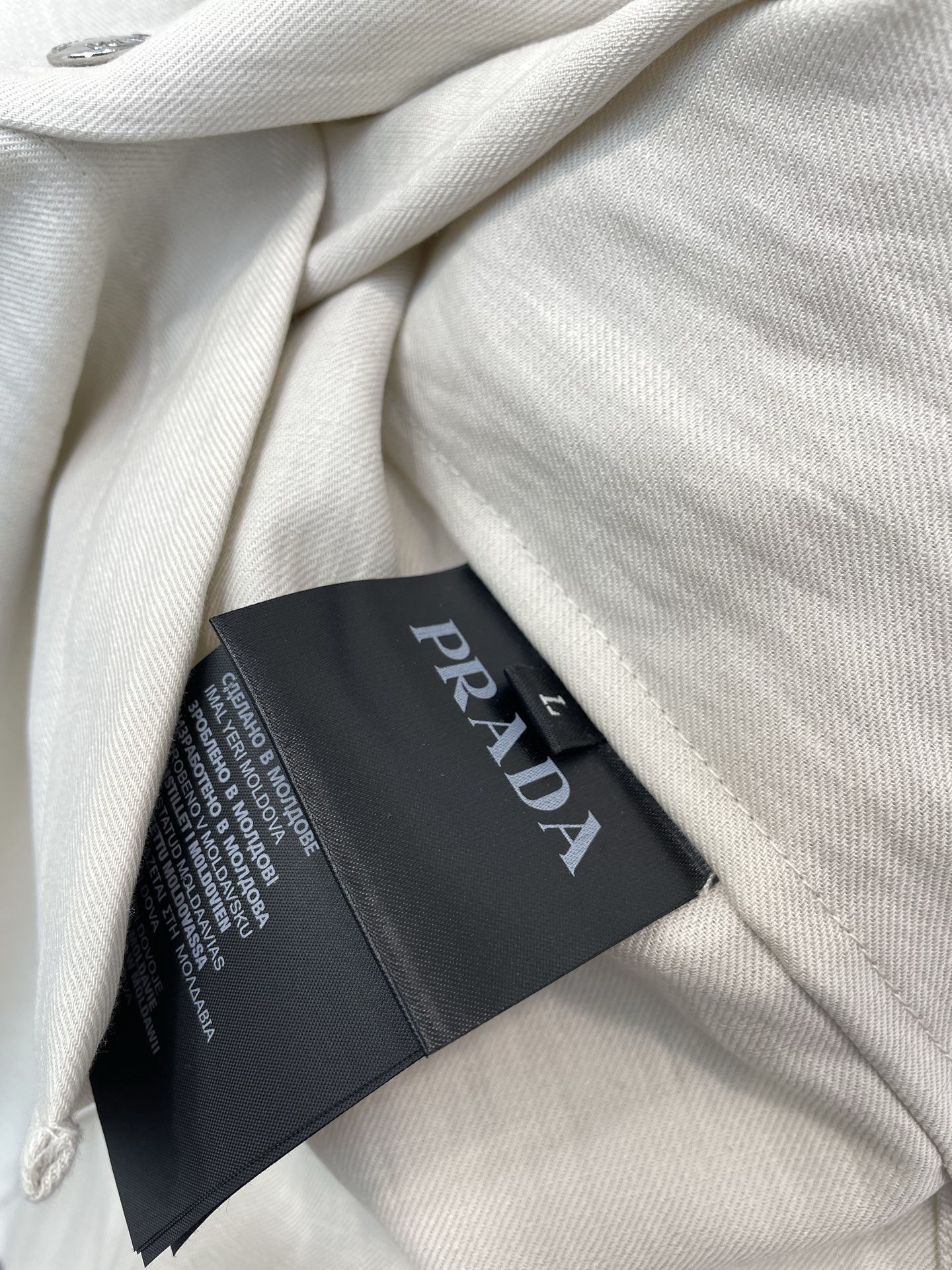 /套。Prada普拉达💥砸锅卖铁都要上的新款新款专柜同款短袖按扣套装，高级感满满！细节精致高档，做工无可