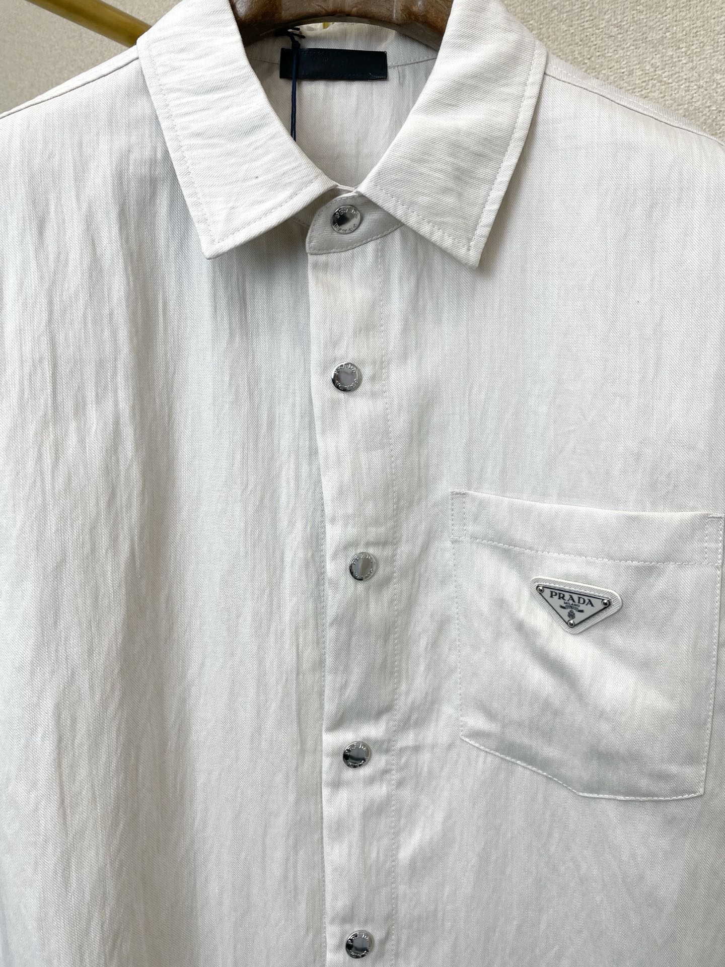 /套。Prada普拉达💥砸锅卖铁都要上的新款新款专柜同款短袖按扣套装，高级感满满！细节精致高档，做工无可