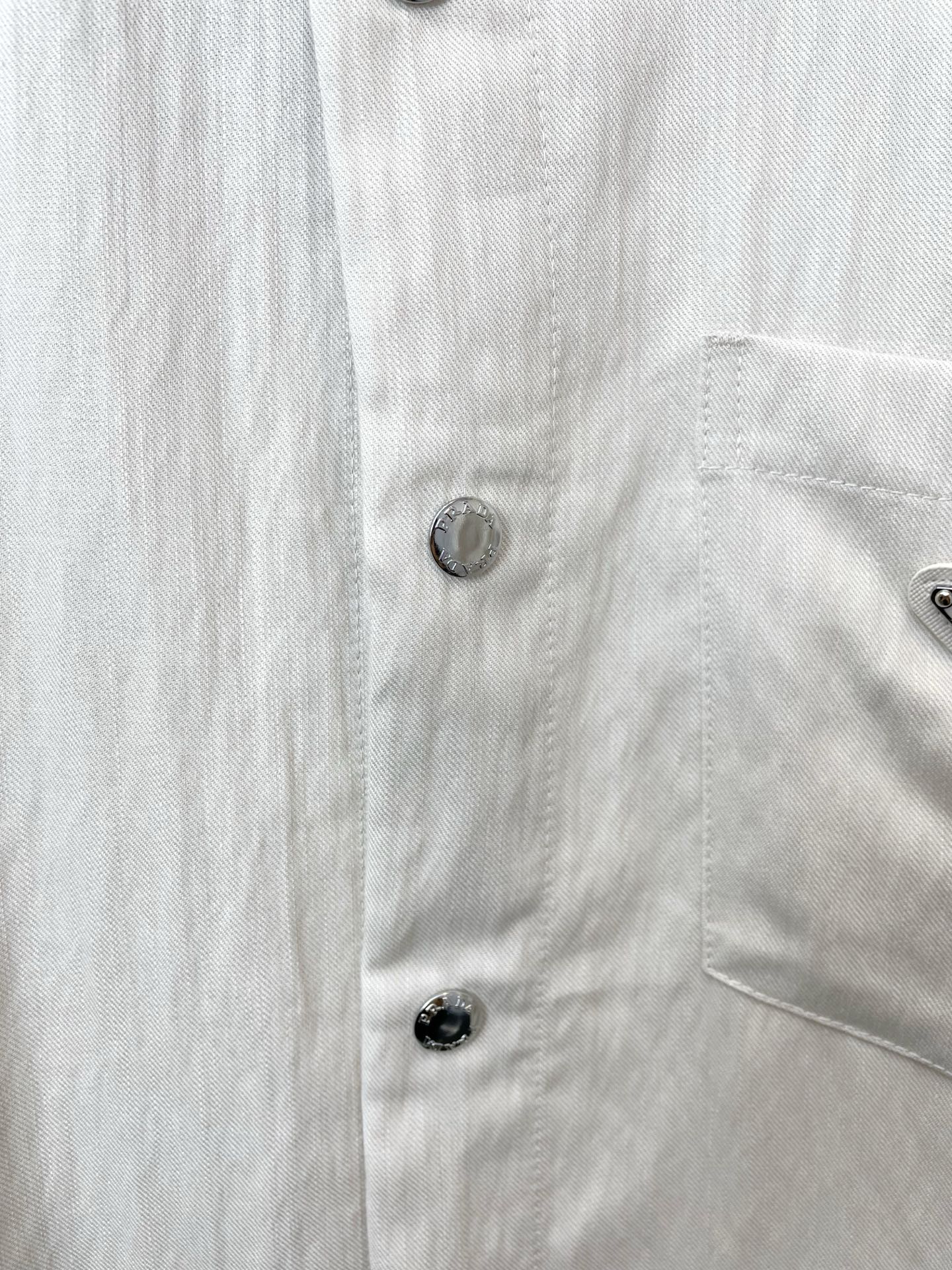 /套。Prada普拉达💥砸锅卖铁都要上的新款新款专柜同款短袖按扣套装，高级感满满！细节精致高档，做工无可